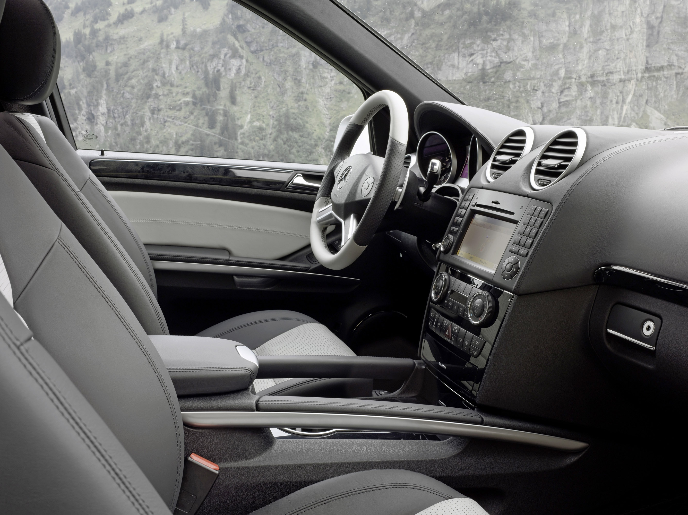 Mercedes-Benz ML63 AMG 10th Anniversary photo #17