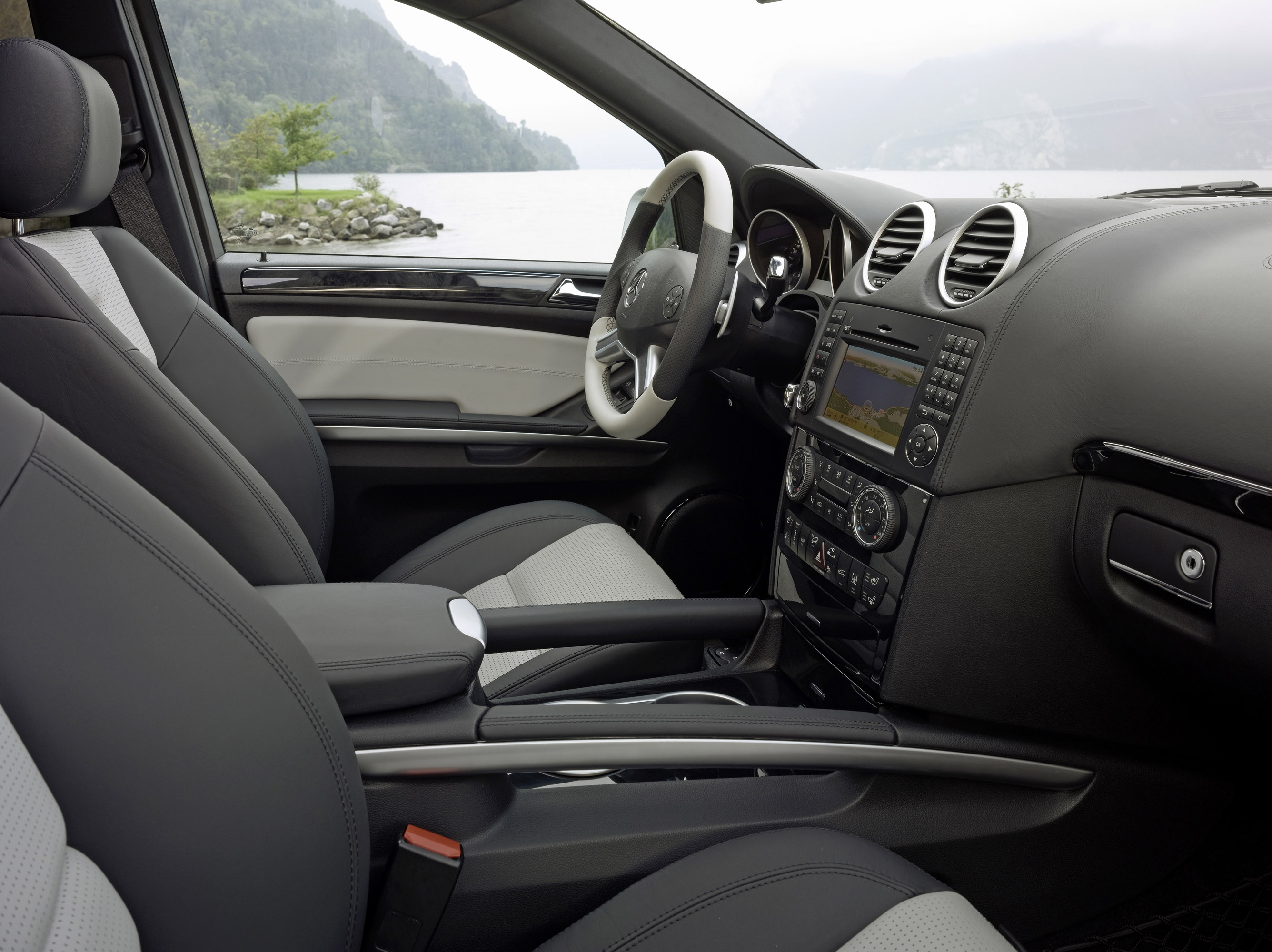 Mercedes-Benz ML63 AMG 10th Anniversary photo #18