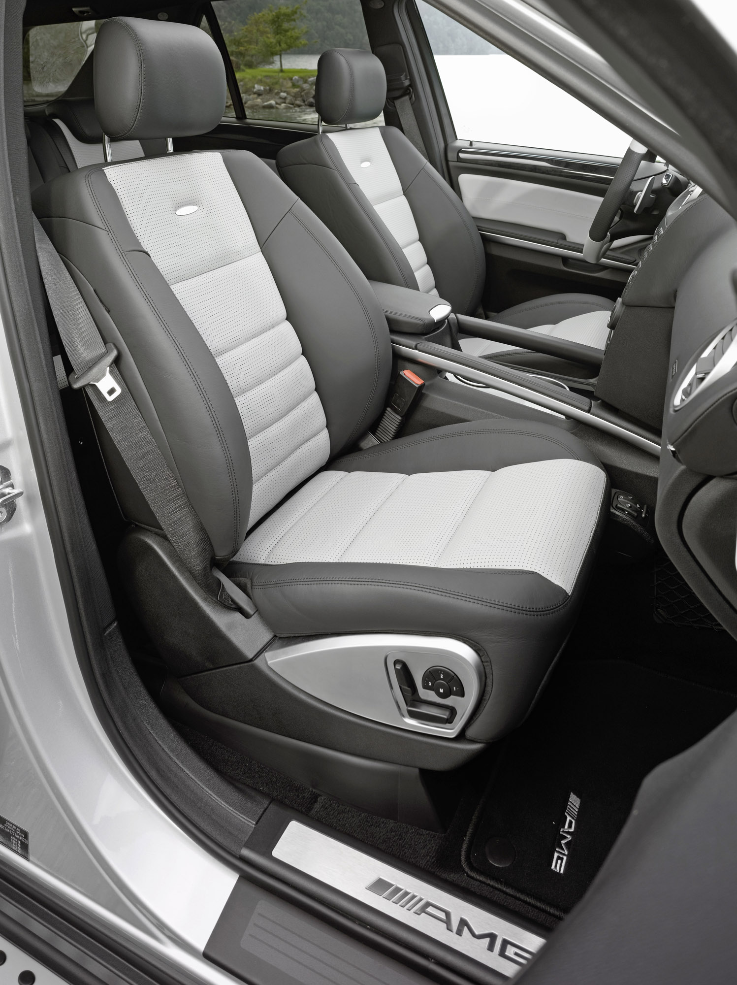 Mercedes-Benz ML63 AMG 10th Anniversary photo #19