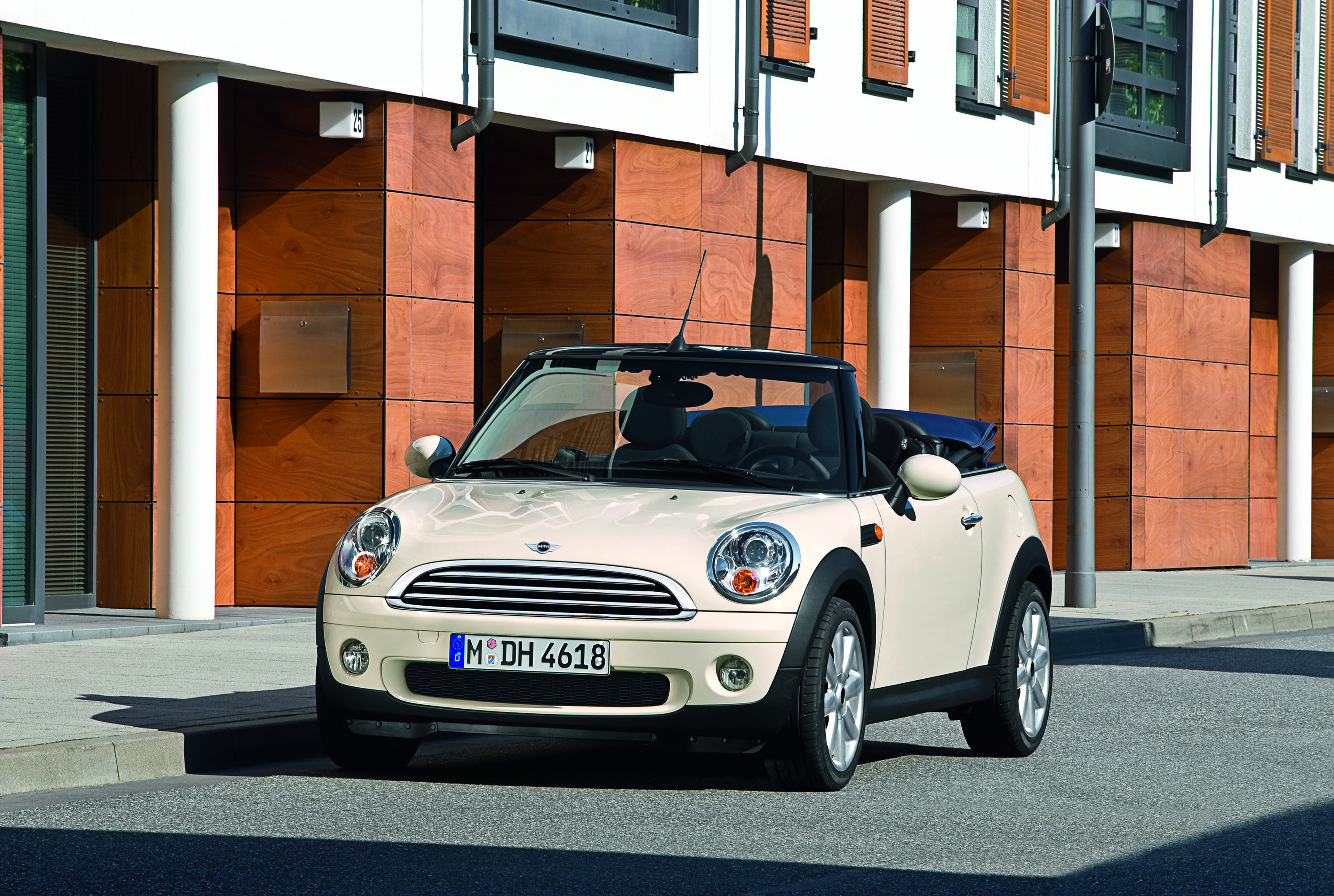 MINI Convertible photo #2