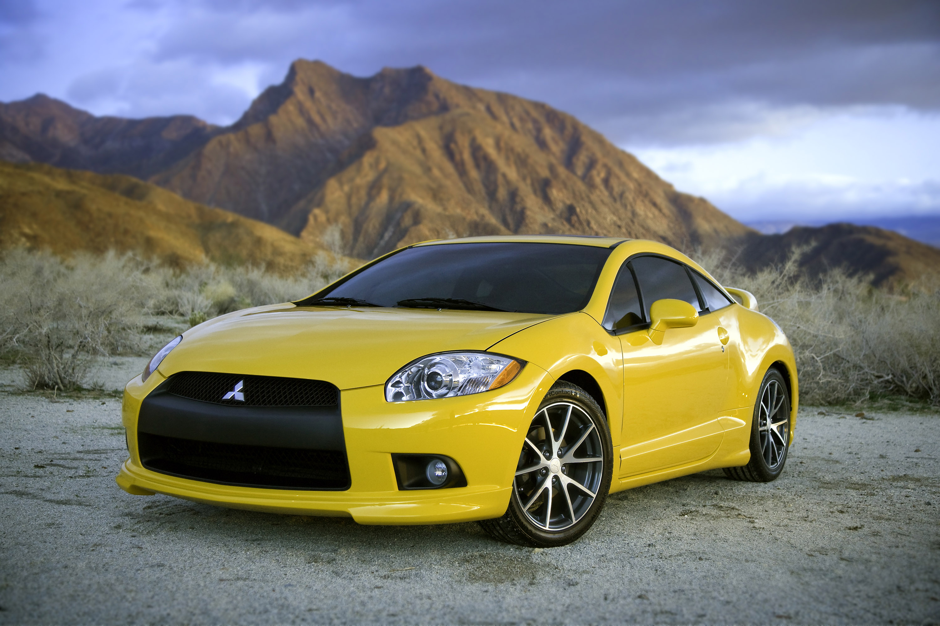 Желтая машина купить. Mitsubishi Eclipse 2010. Mitsubishi Eclipse спорткар. Mitsubishi Eclipse 2012. Желтая Мицубиси Эклипс.