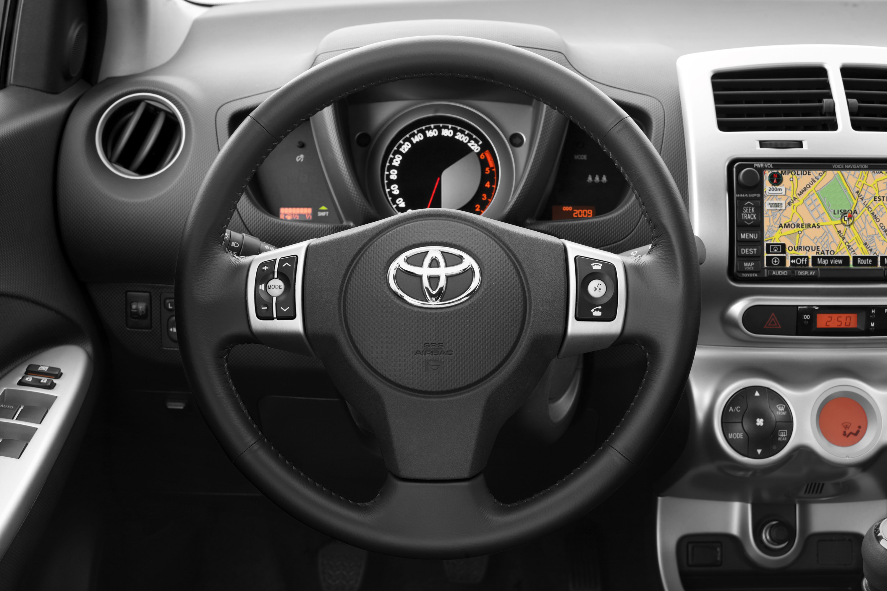 Toyota Urban Cruiser photo #17