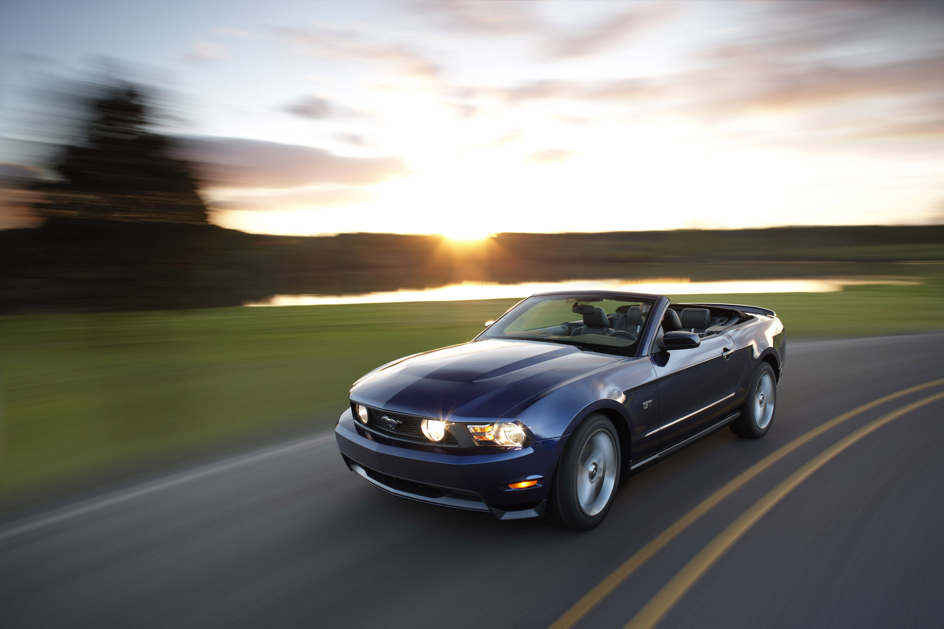 Ford Mustang Convertible photo #2