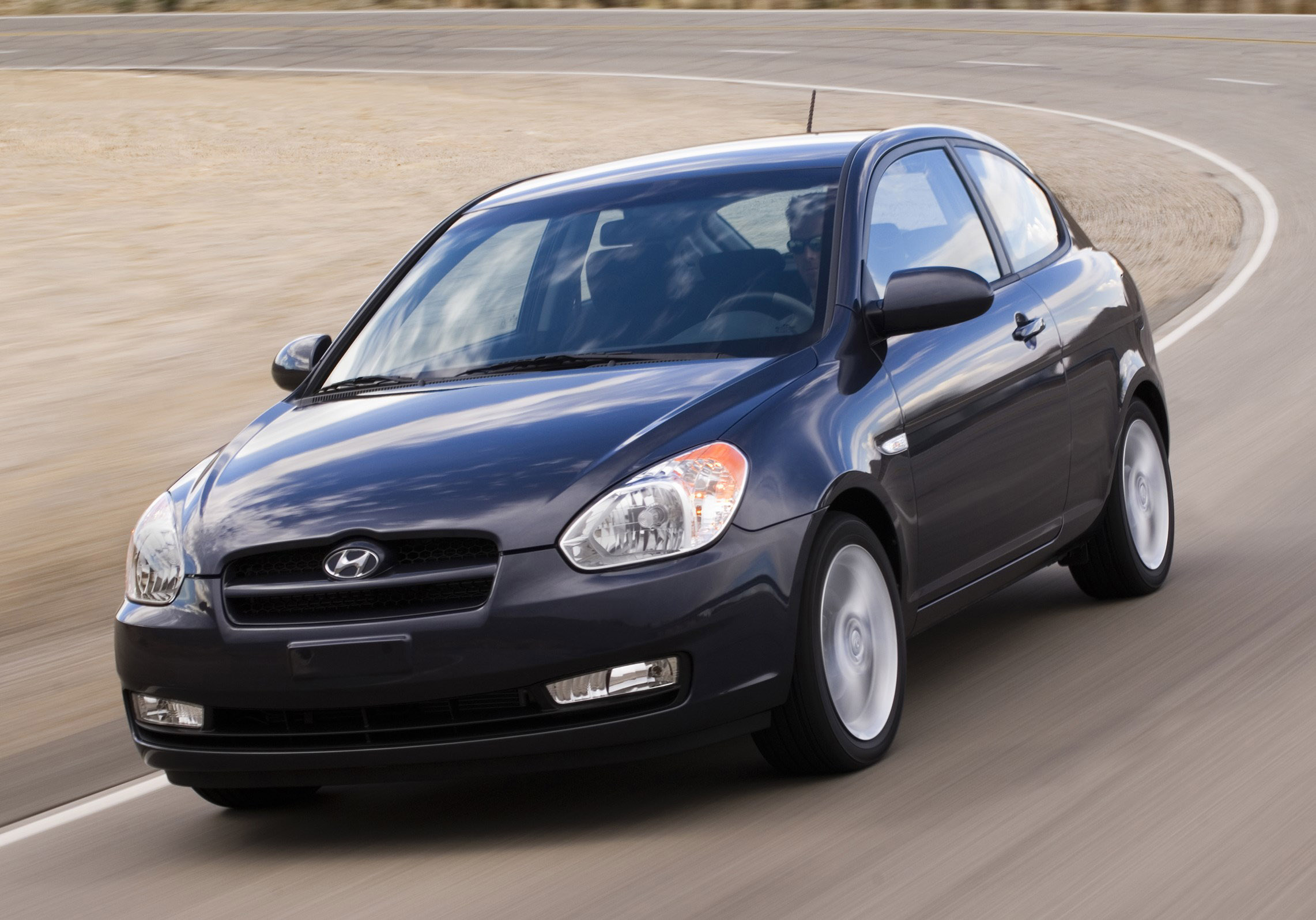 Hyundai Accent photo #2