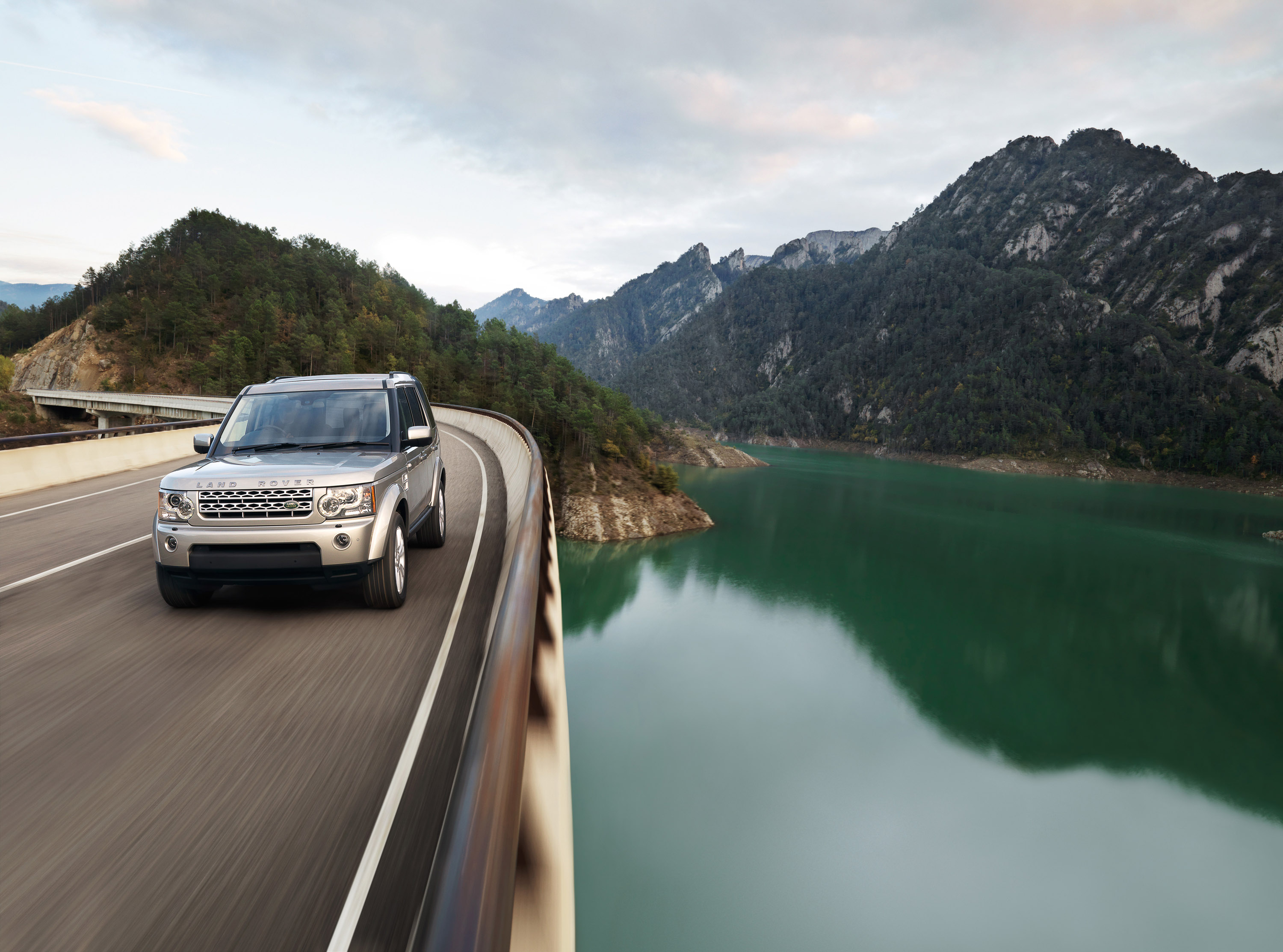 Land Rover Discovery 4 photo #17