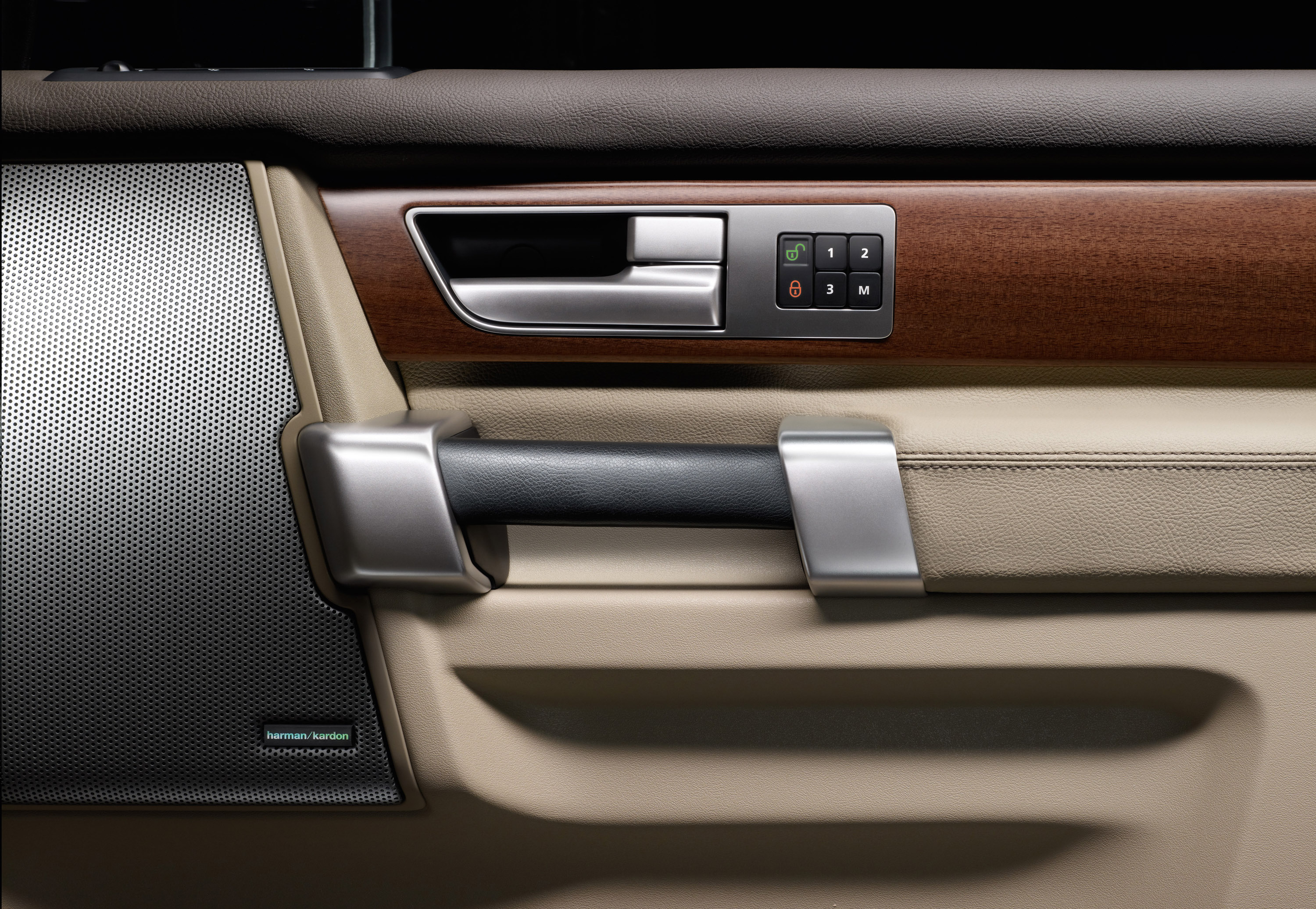 Land Rover Discovery 4 photo #35