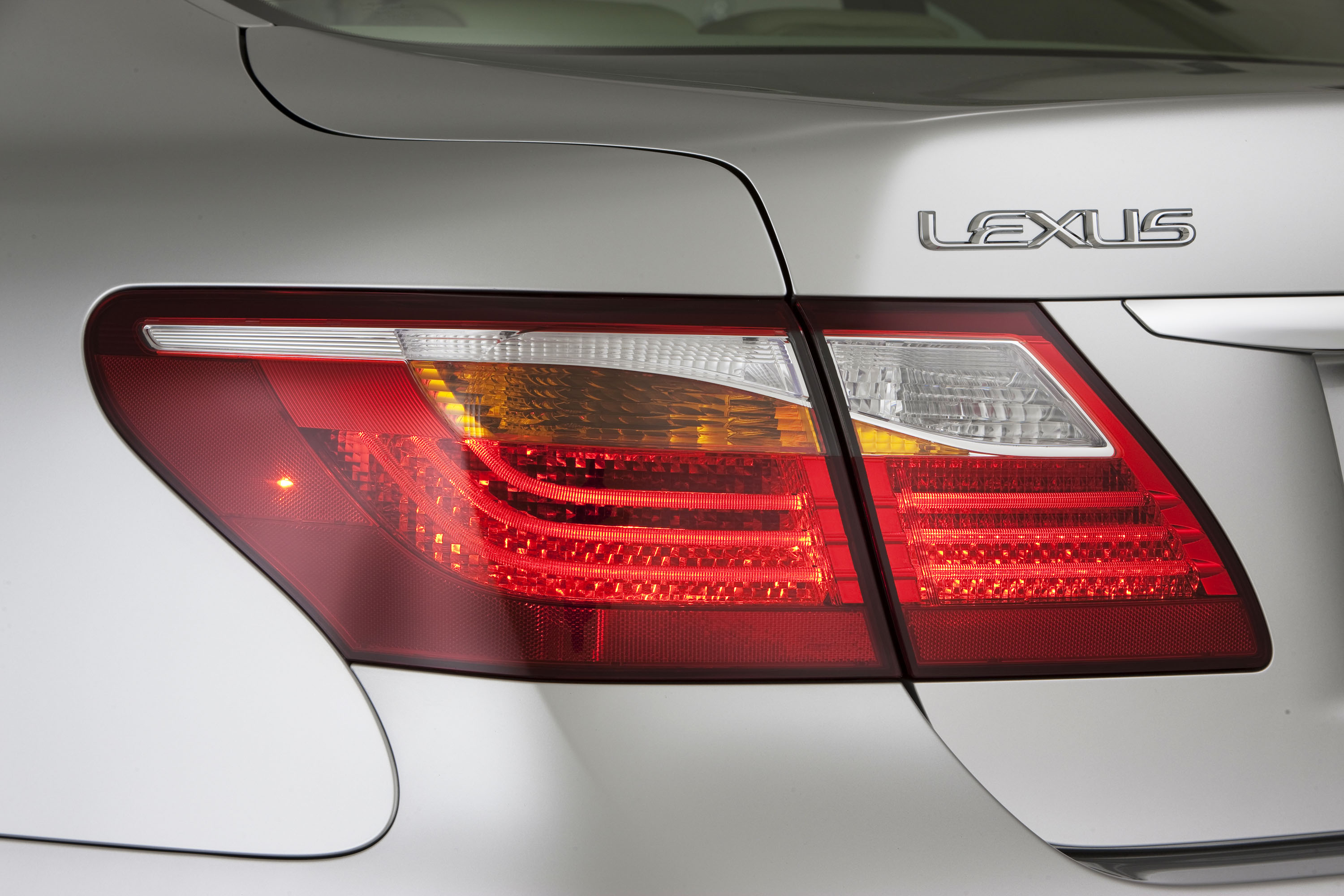 Lexus LS 460 L photo #15