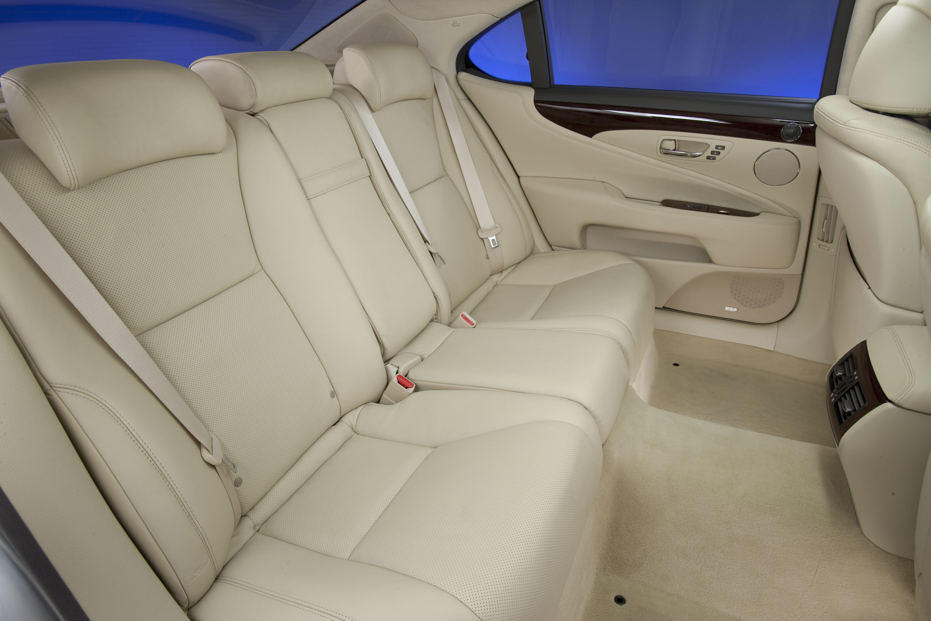Lexus LS 460 L photo #22