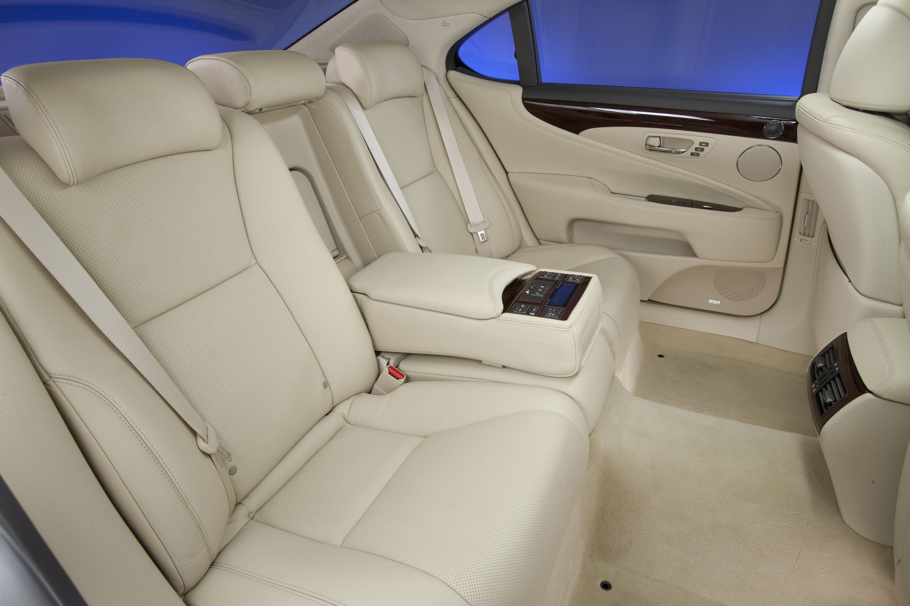 Lexus LS 460 L photo #23