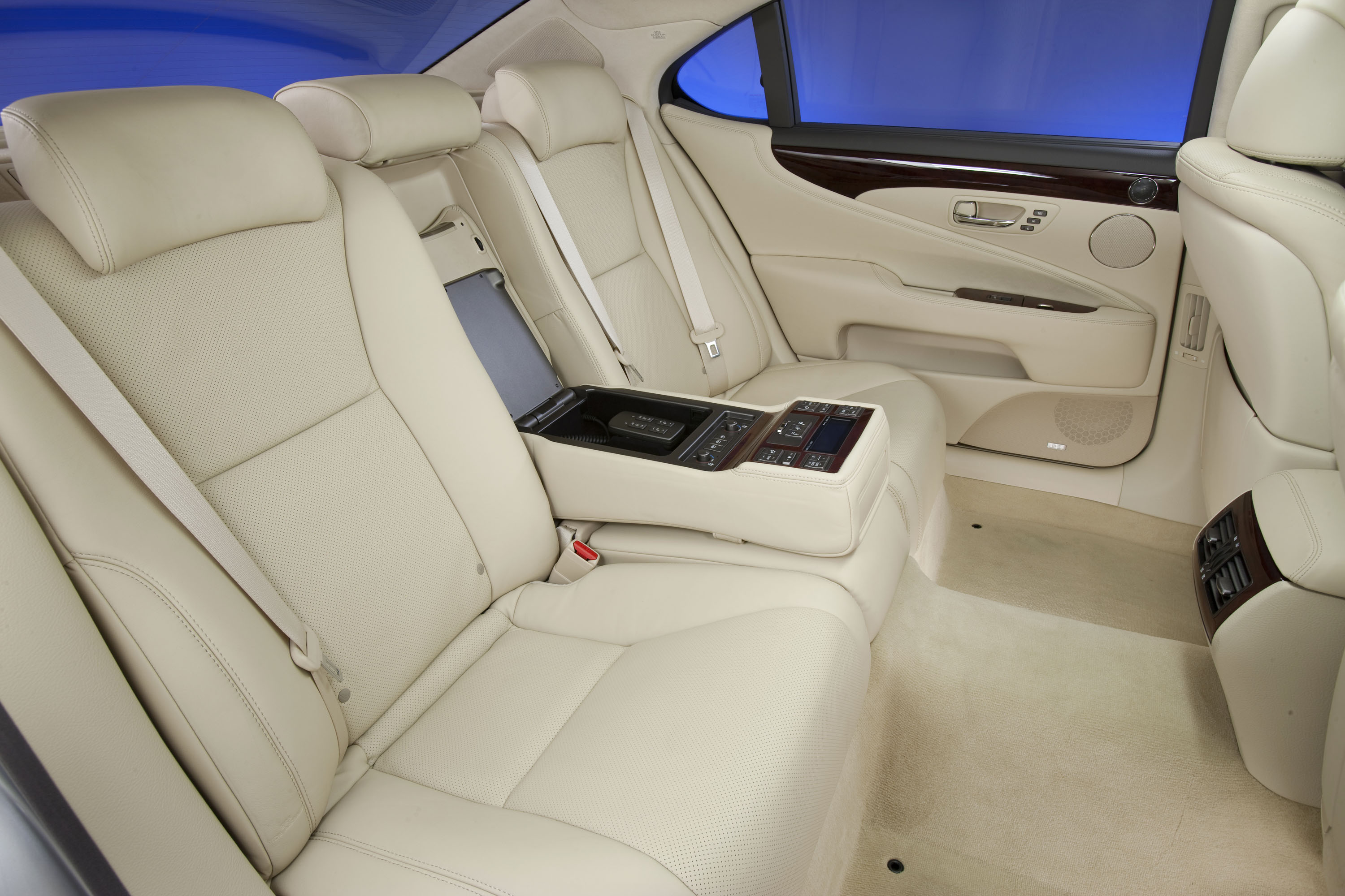 Lexus LS 460 L photo #24