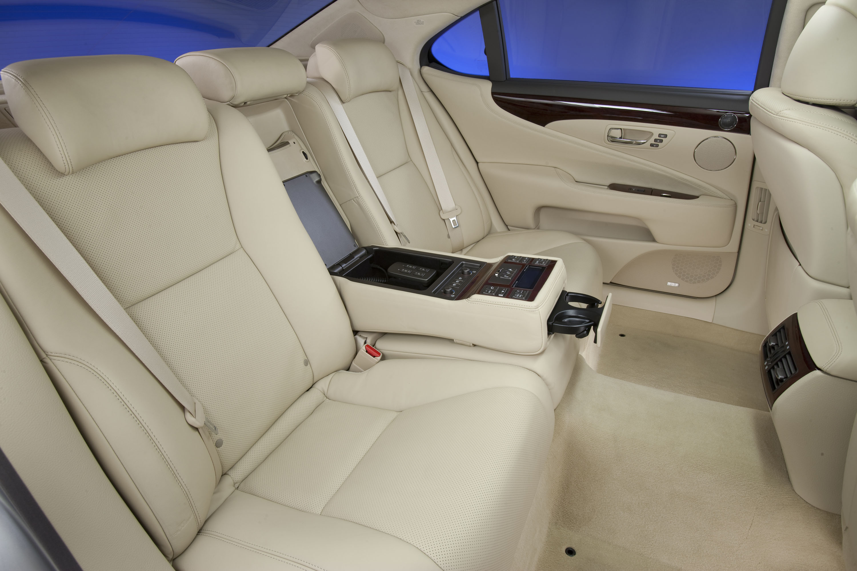 Lexus LS 460 L photo #25