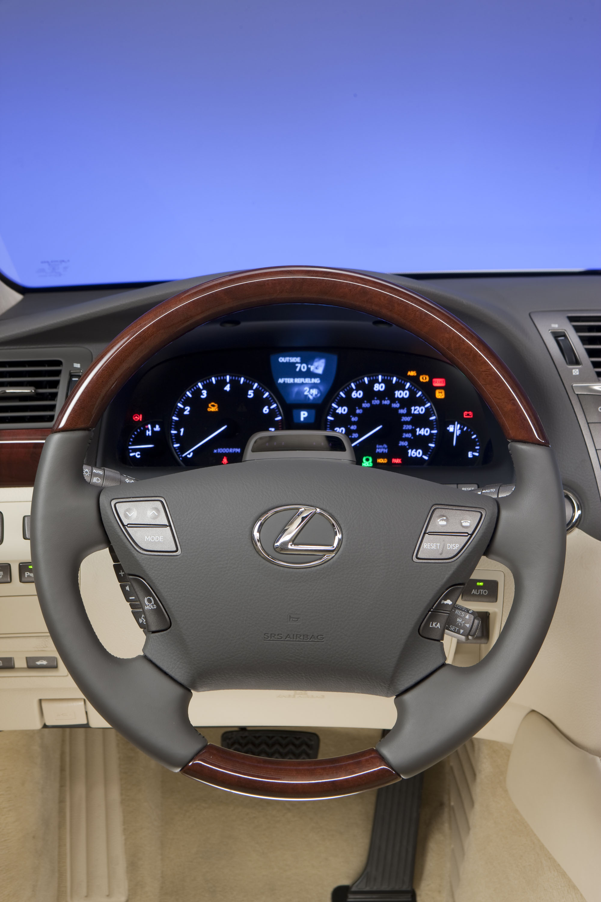 Lexus LS 460 L photo #27