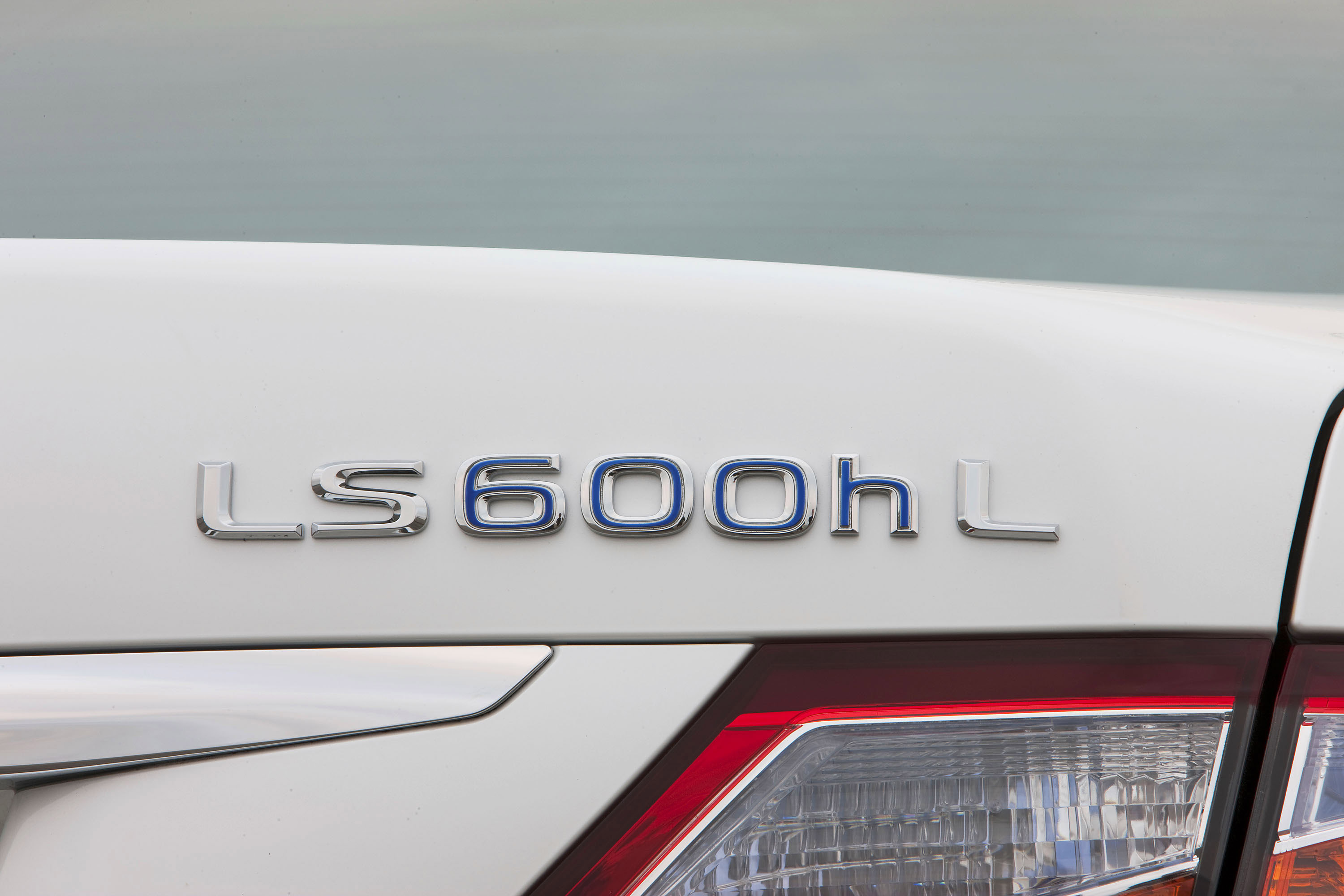 Lexus LS 600h photo #15