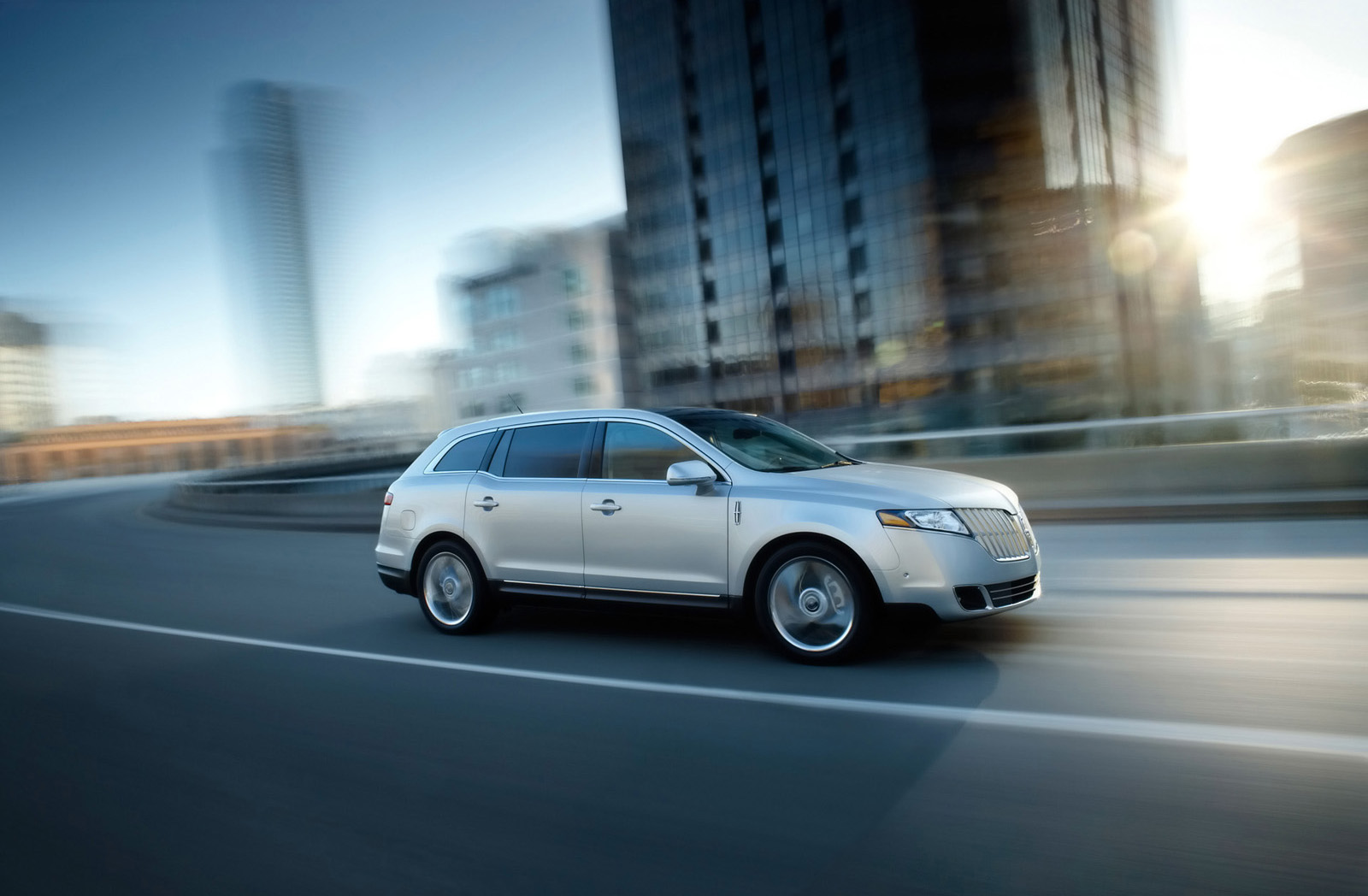 Lincoln MKT photo #2