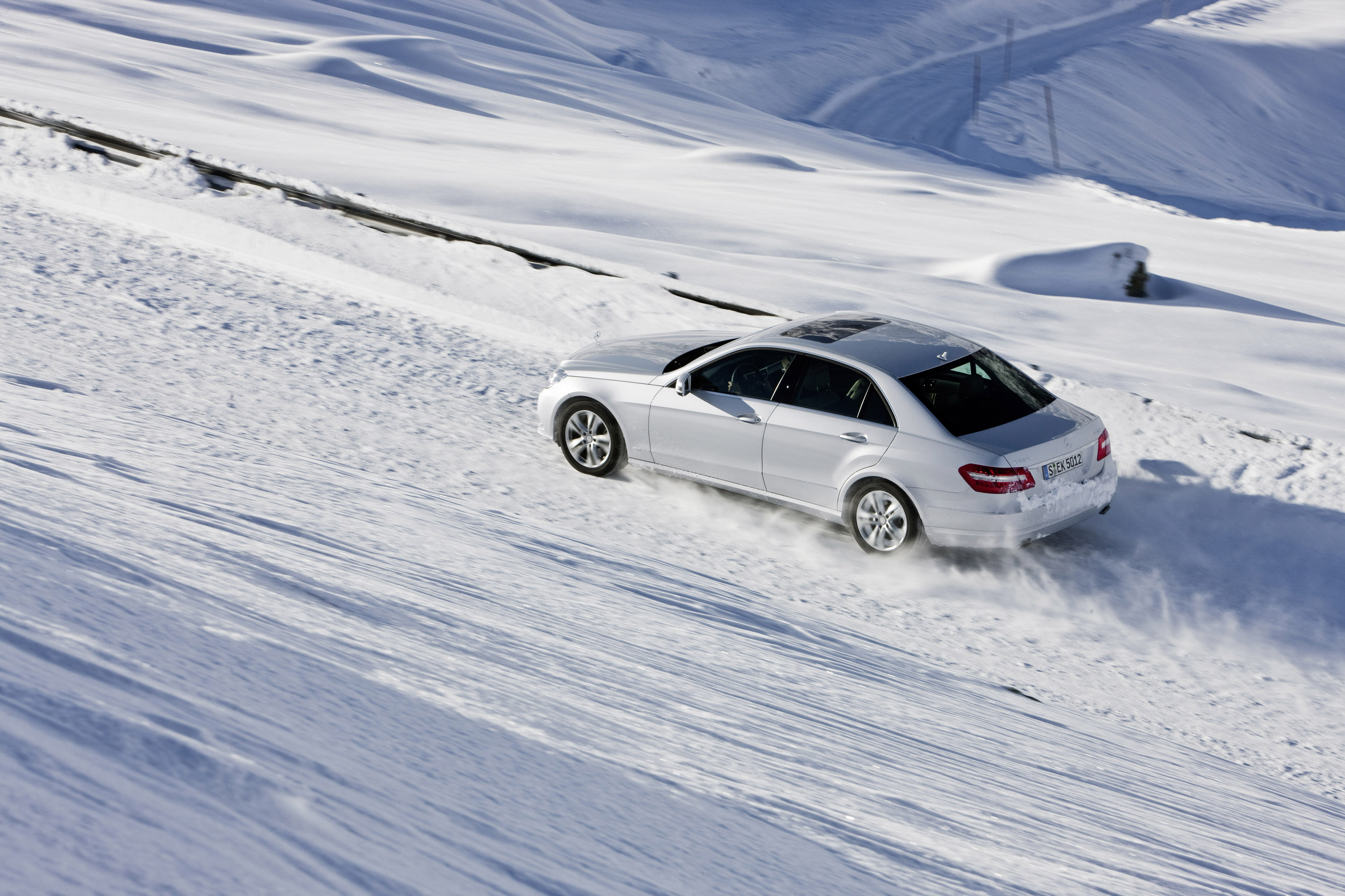 Птицы на дорогах зимой. Mercedes Benz 4 matic. Mercedes Benz 4matic Snow. «Mercedes-Benz Winter Drive» 2004. Mercedes Benz e350.