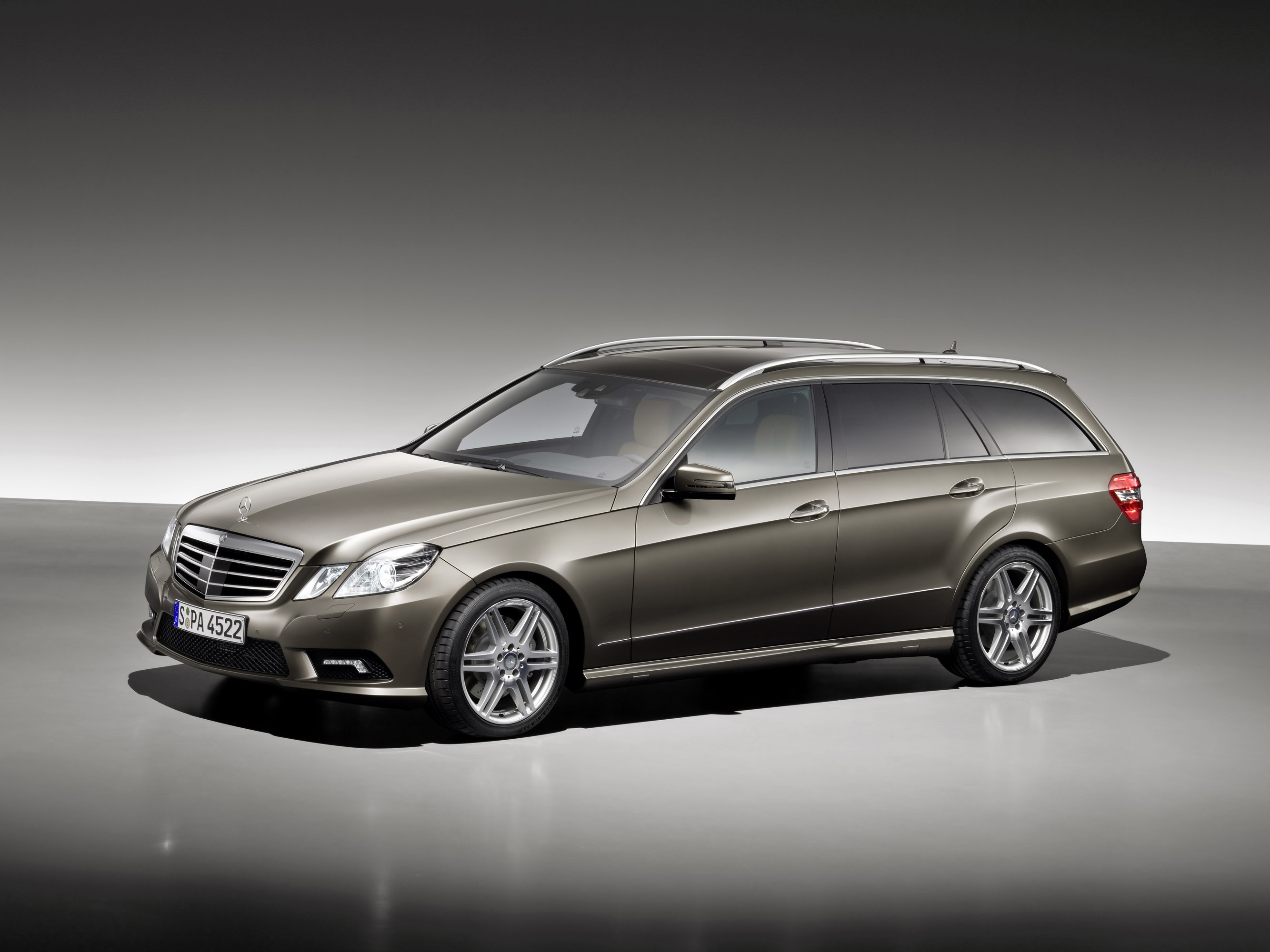 Mercedes-Benz E-Class Estate photo #1