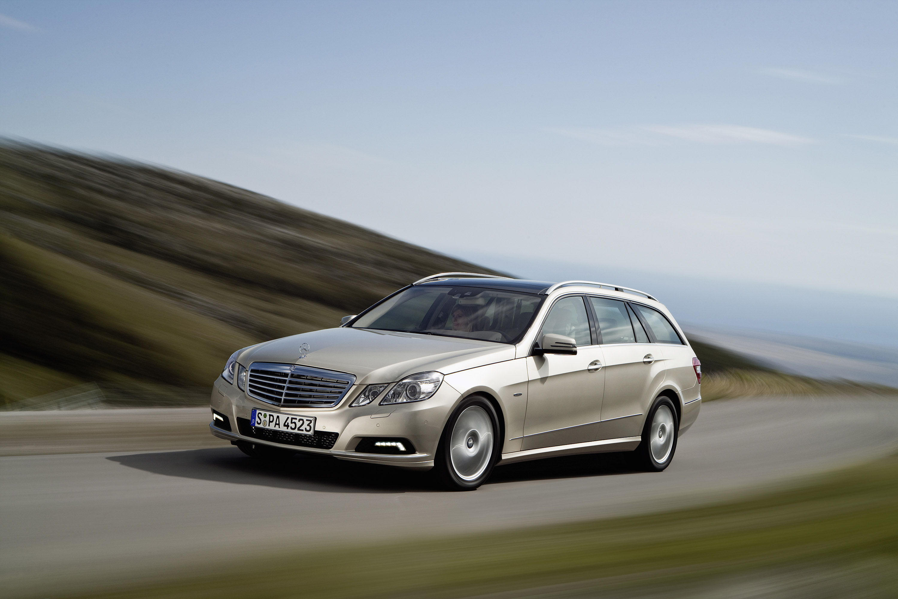 Mercedes-Benz E-Class Estate photo #2