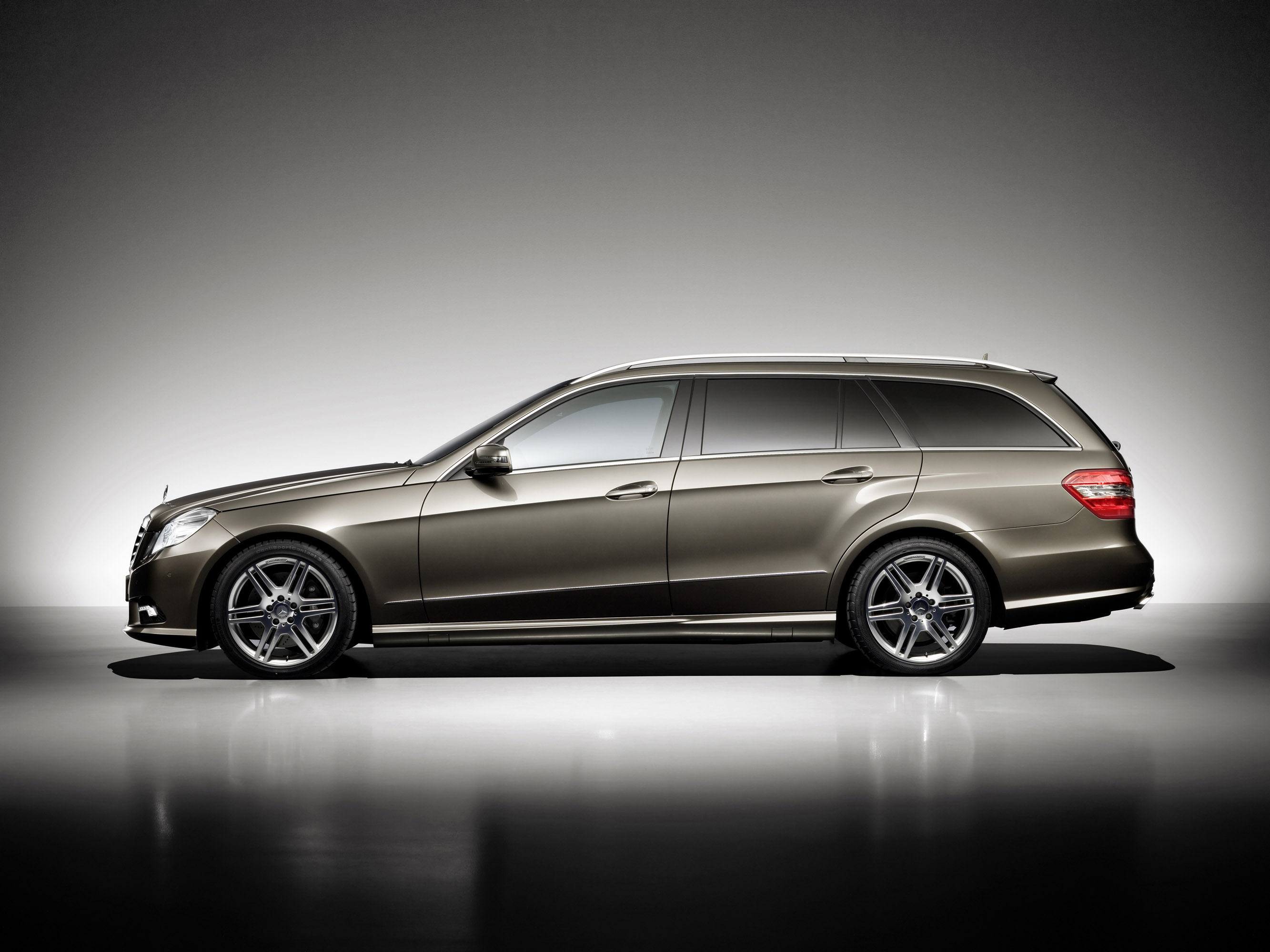 Mercedes-Benz E-Class Estate photo #18
