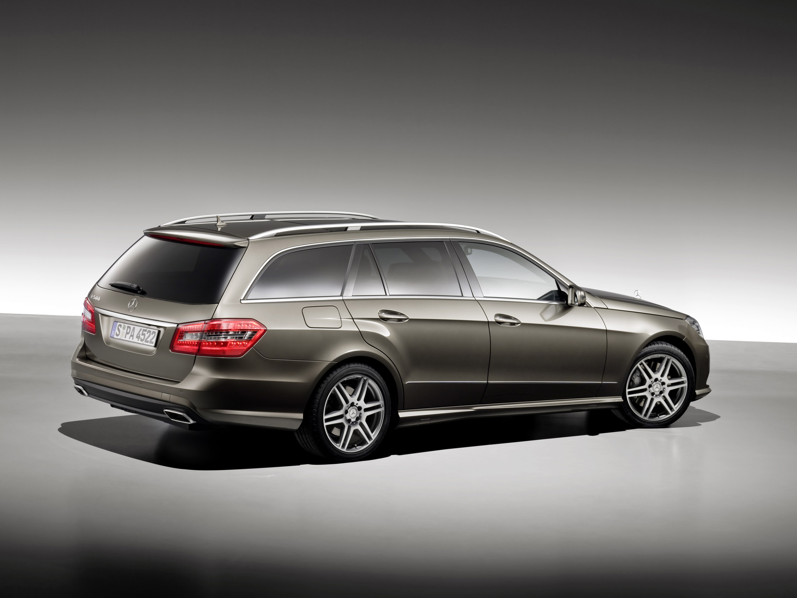 Mercedes-Benz E-Class Estate photo #19