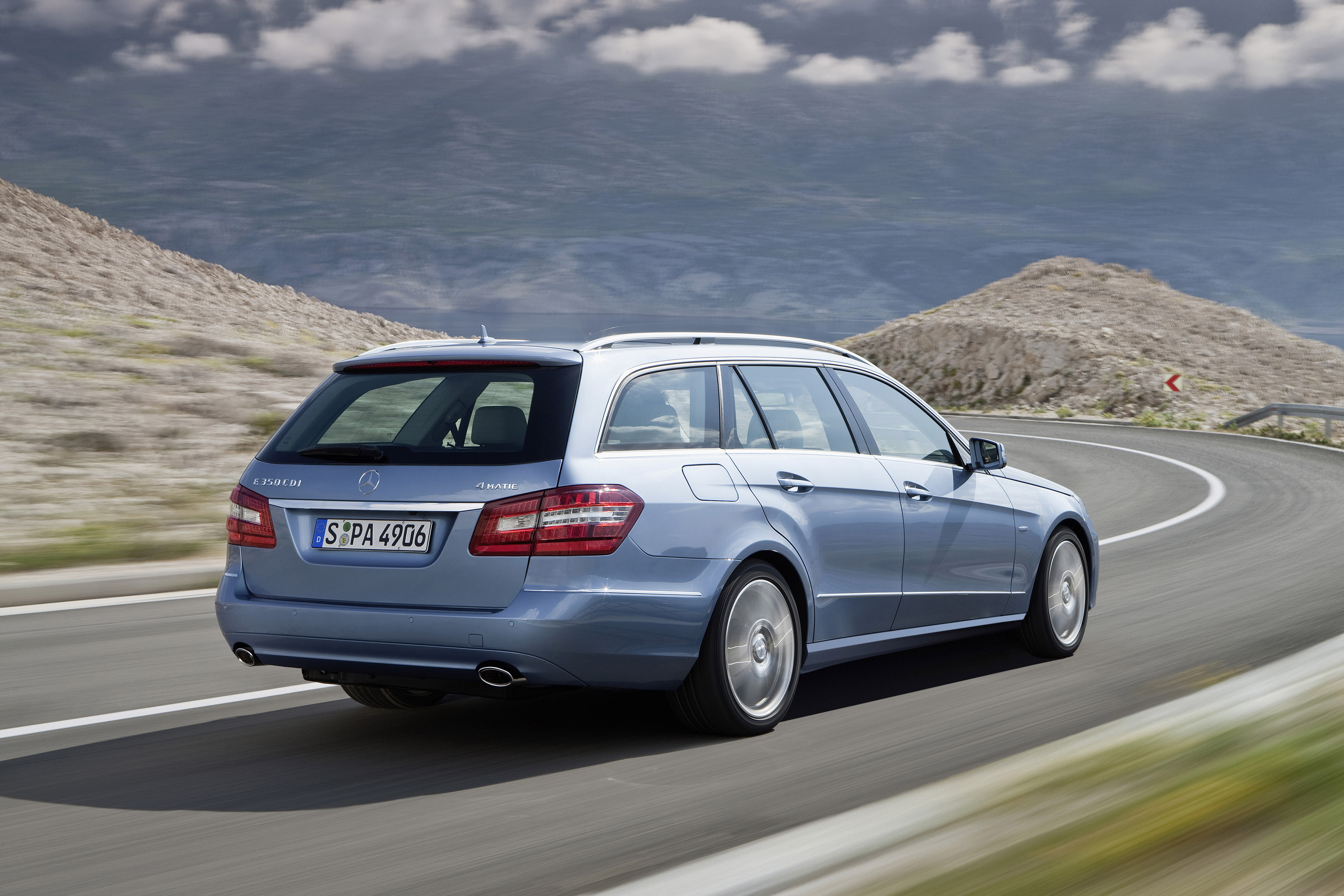 Mercedes-Benz E-Class Estate photo #21
