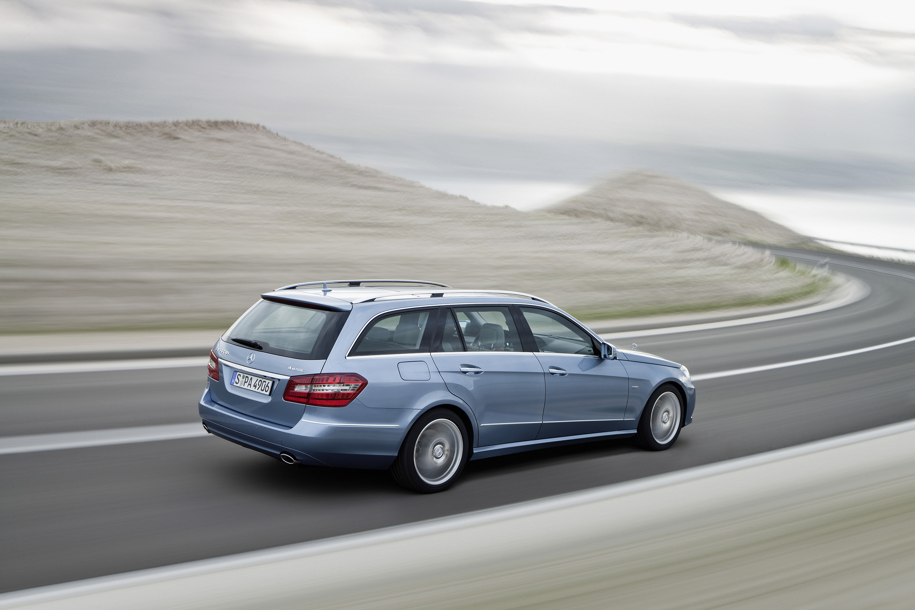 Mercedes-Benz E-Class Estate photo #23