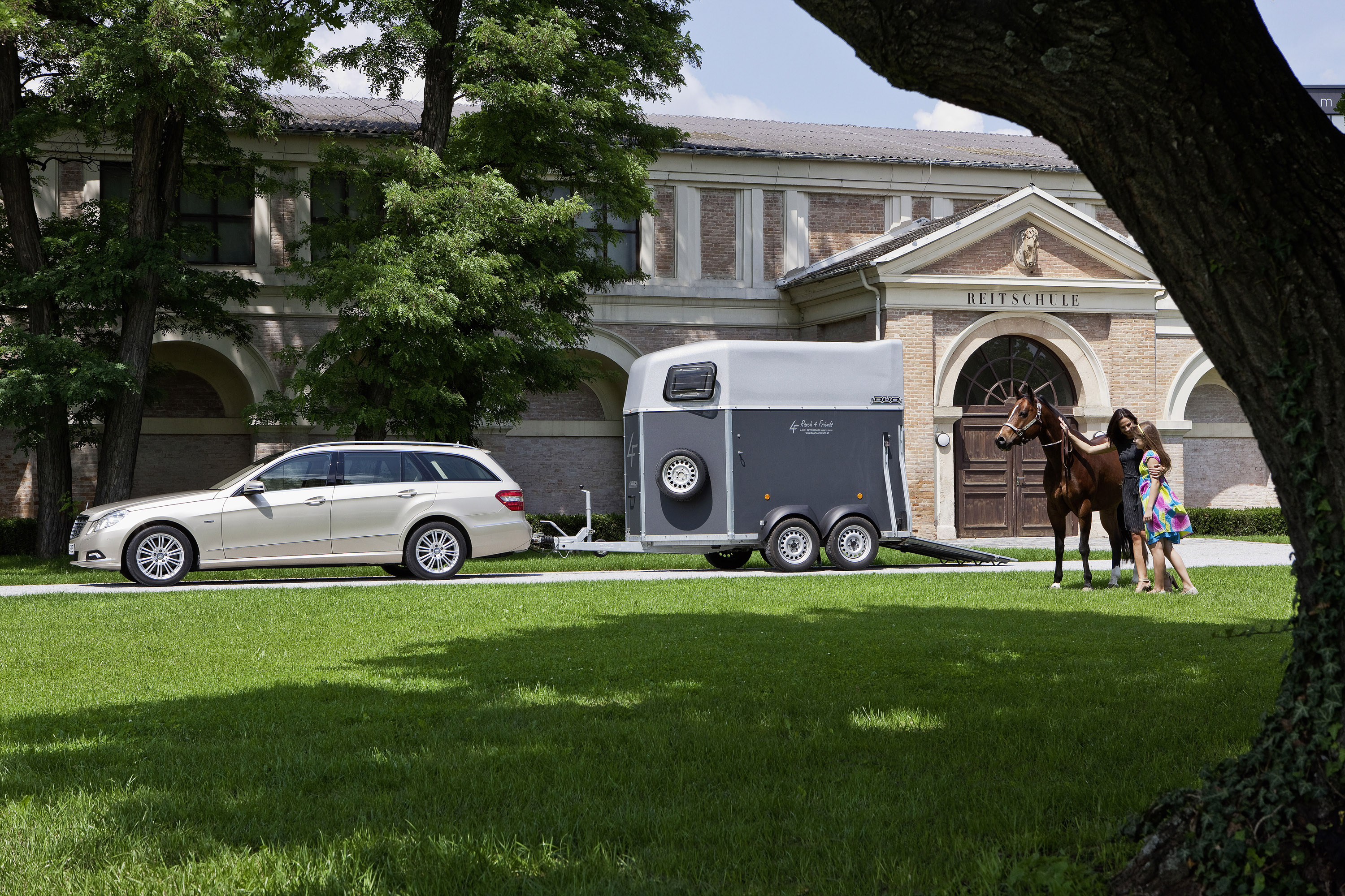 Mercedes-Benz E-Class Estate photo #27