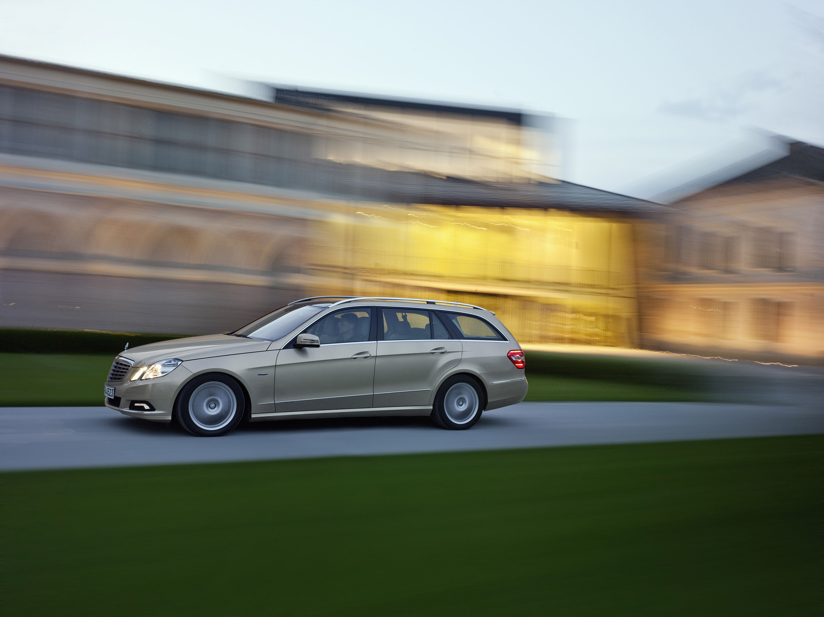 Mercedes-Benz E-Class Estate photo #28