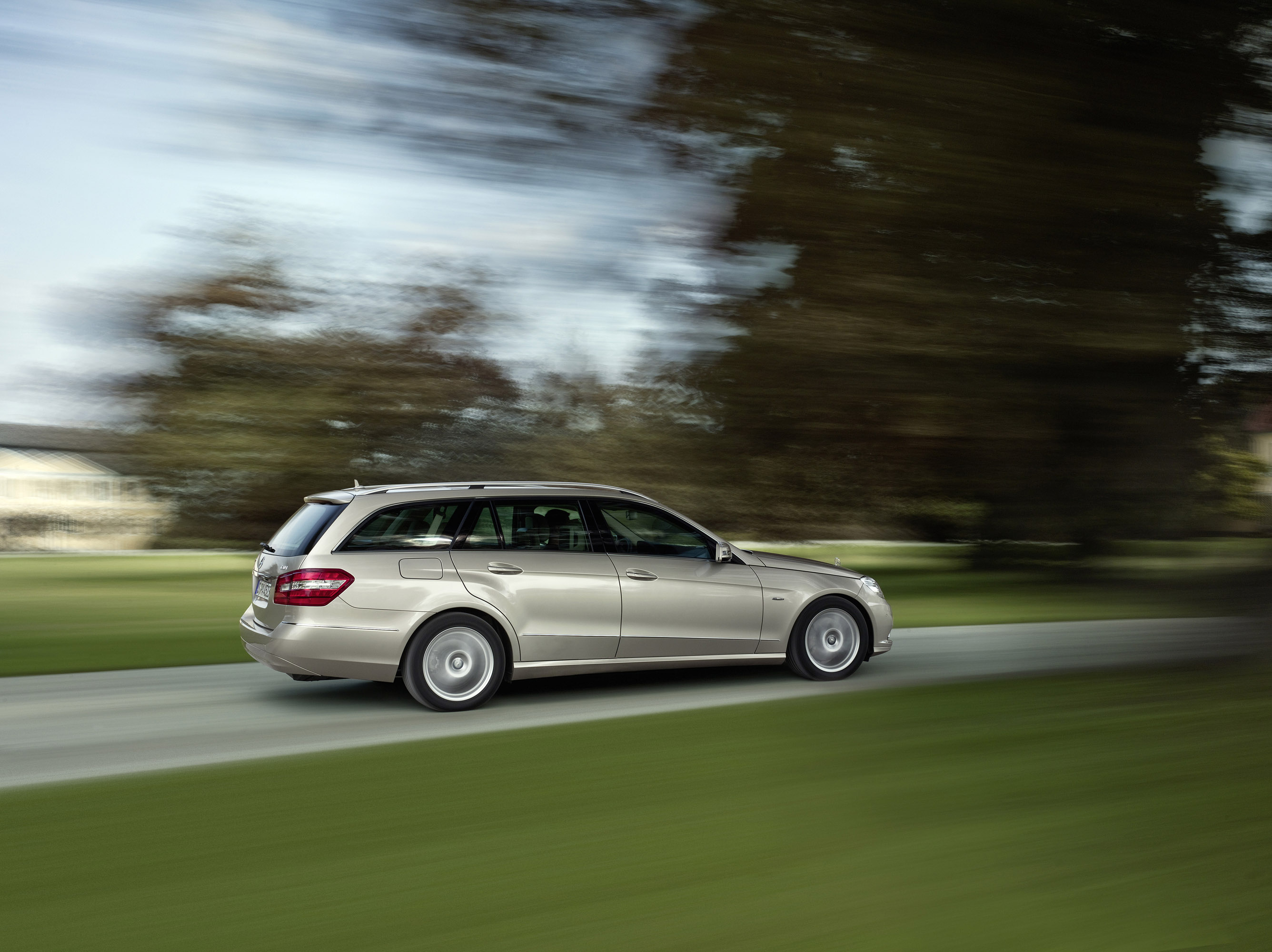 Mercedes-Benz E-Class Estate photo #29