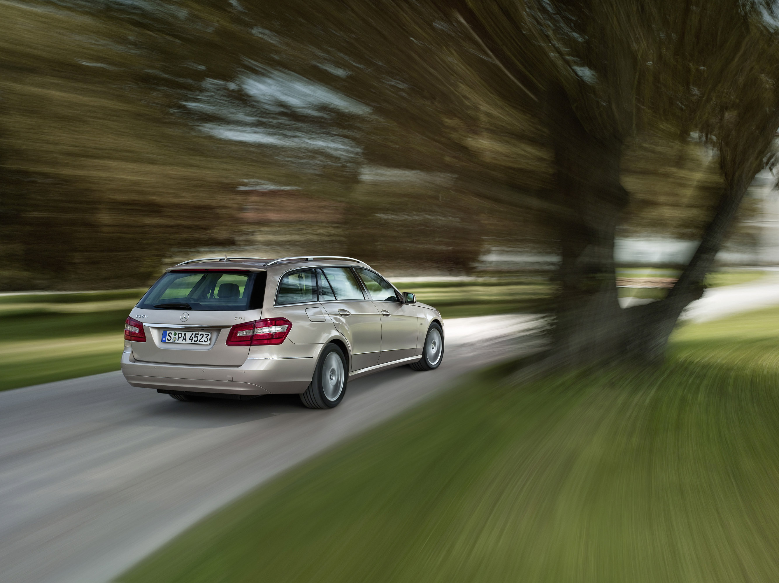 Mercedes-Benz E-Class Estate photo #30