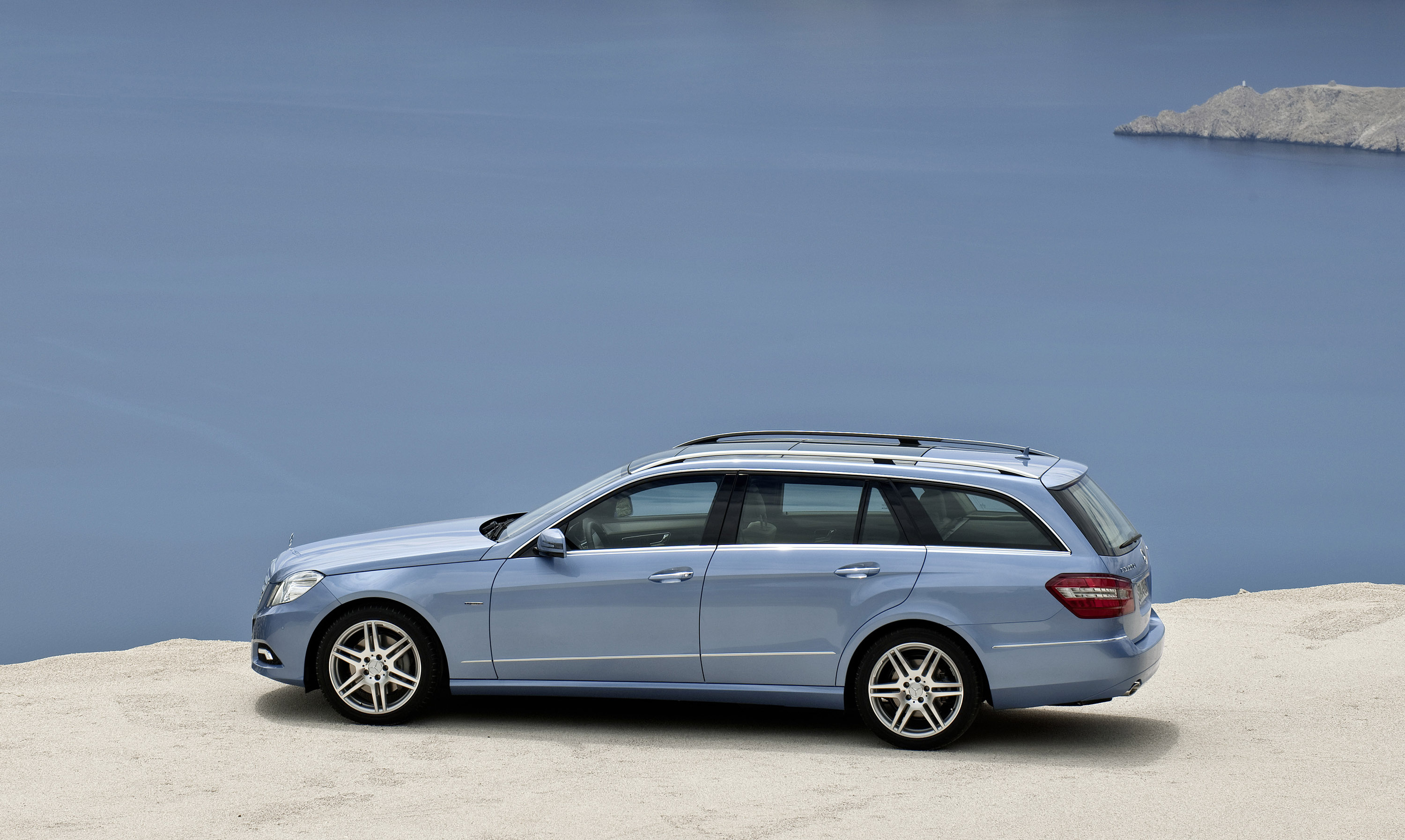 Mercedes-Benz E-Class Estate photo #32