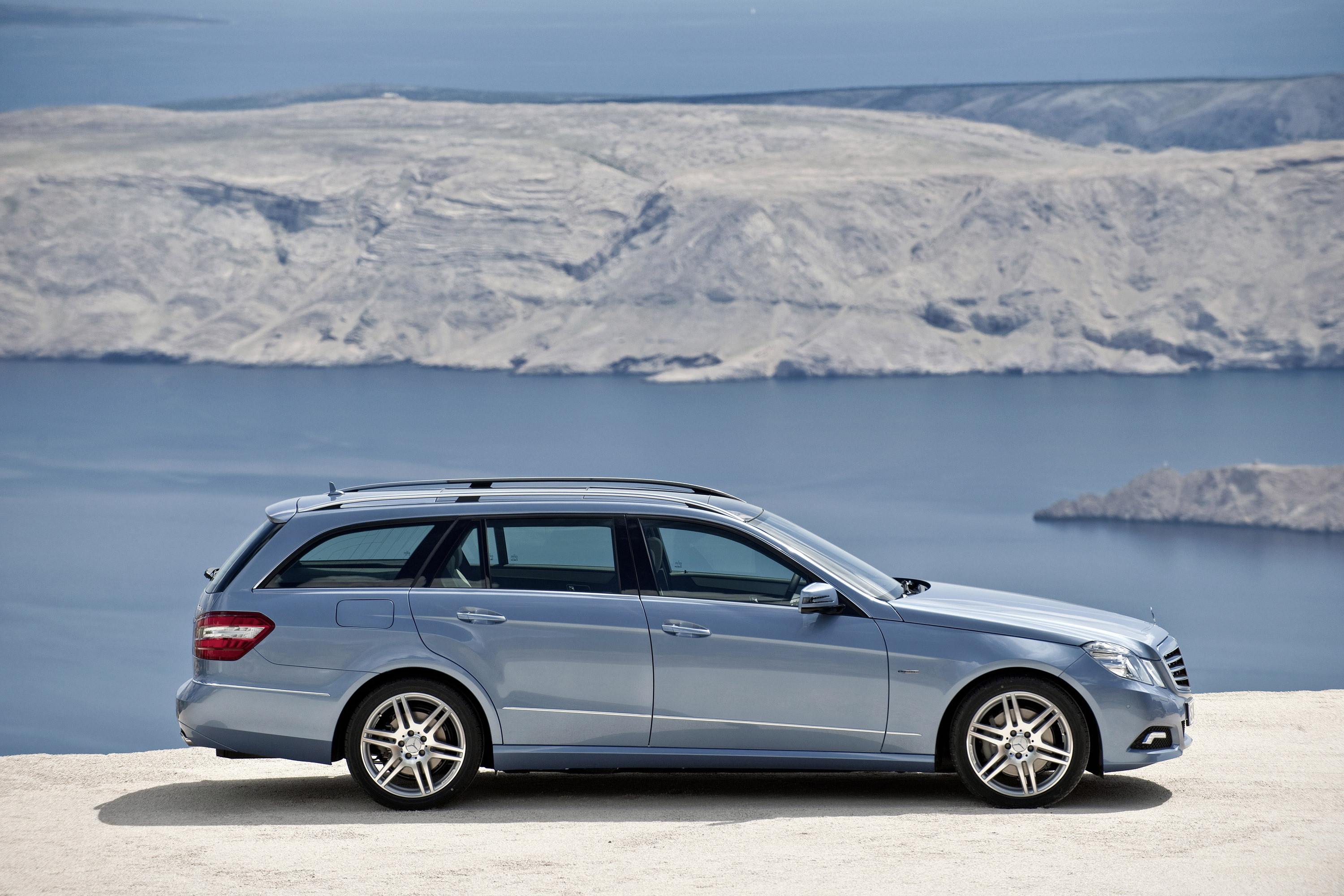 Mercedes-Benz E-Class Estate photo #33