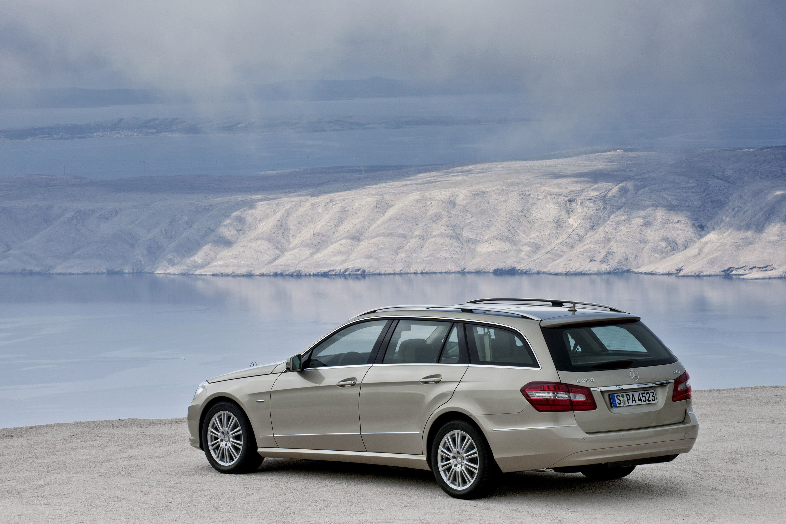 Mercedes-Benz E-Class Estate photo #34