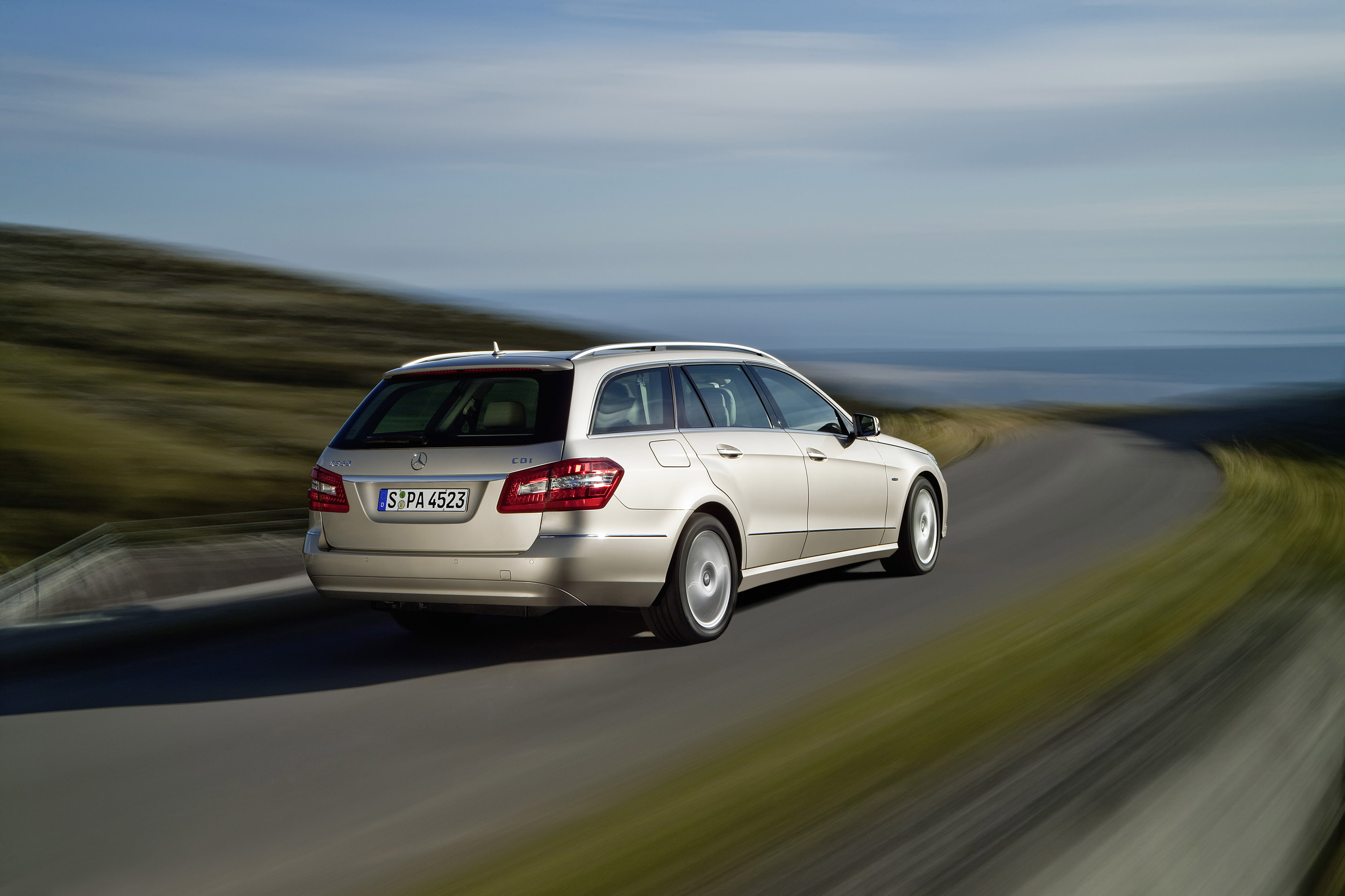 Mercedes-Benz E-Class Estate photo #35