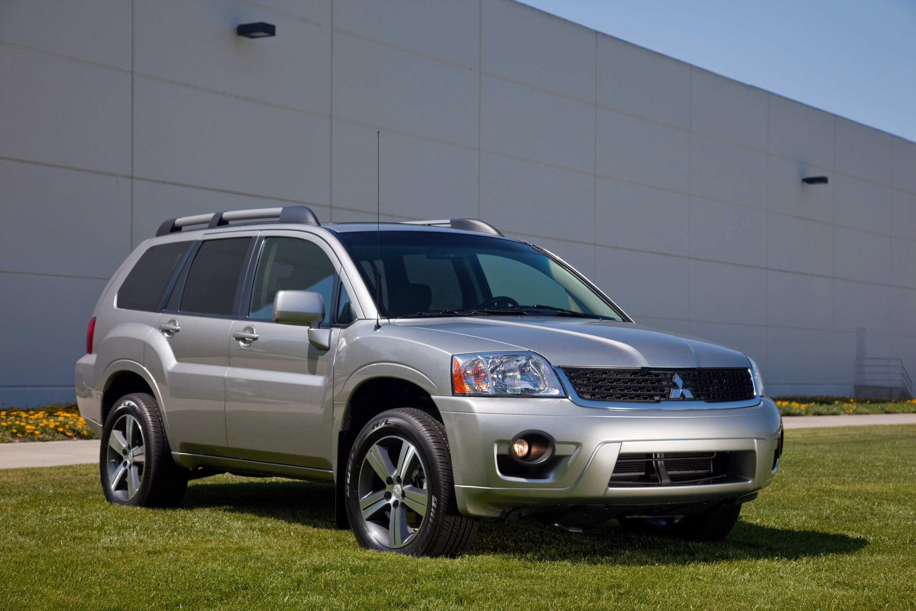 Mitsubishi Endeavor SUV photo #1