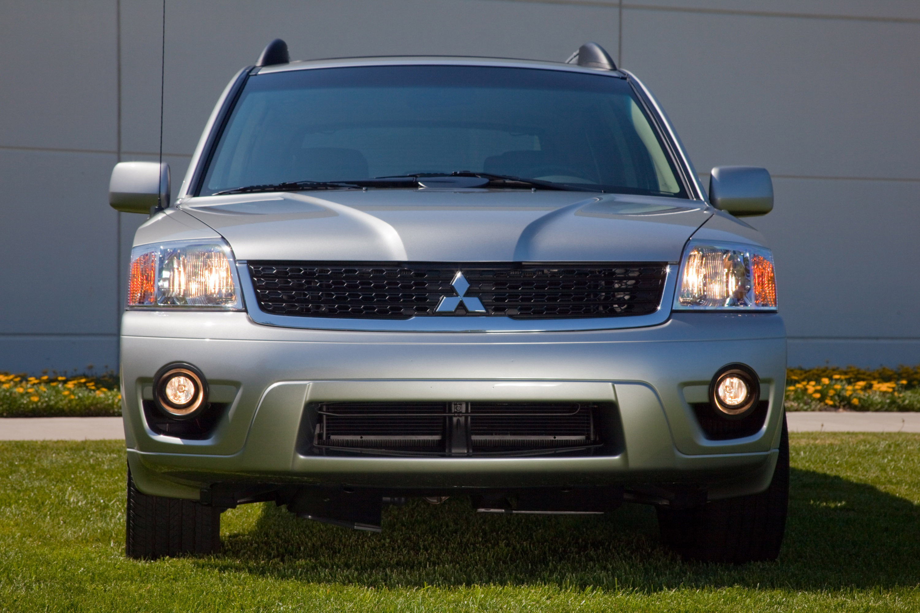 Mitsubishi Endeavor SUV photo #2