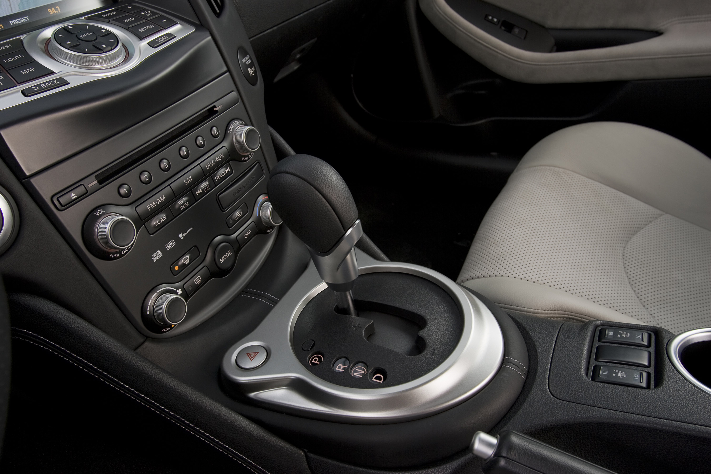 Nissan 370Z Coupe photo #10