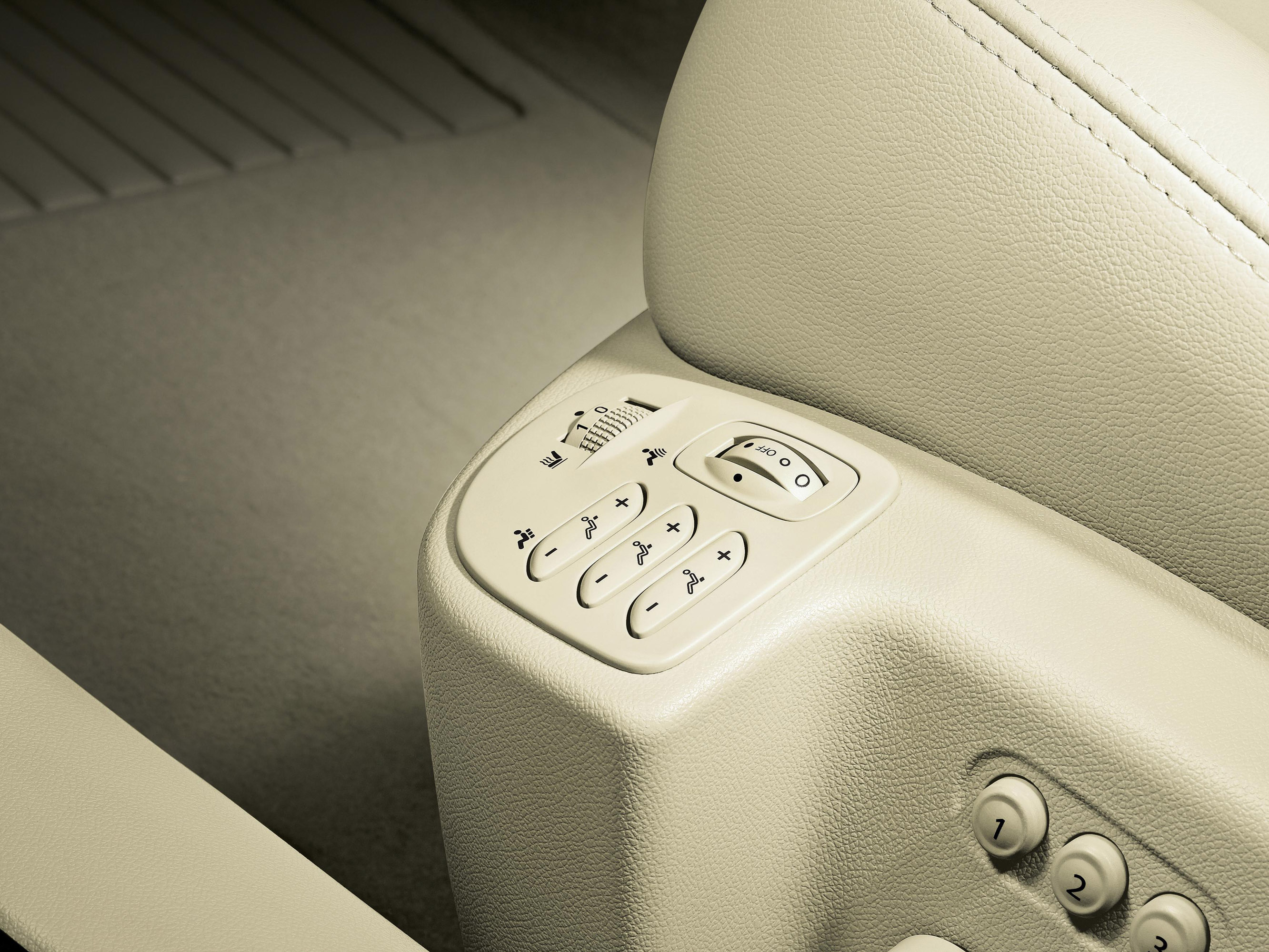 Renault Latitude photo #26