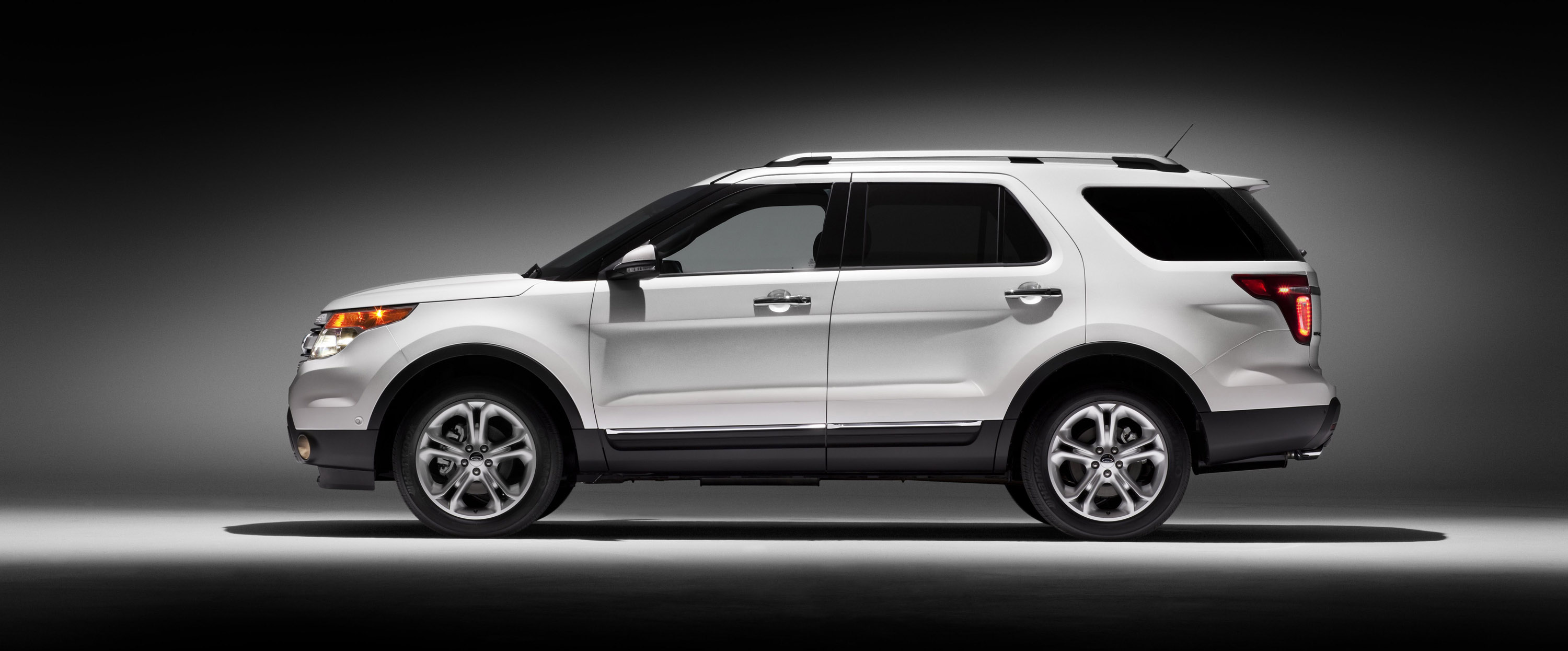 Ford Explorer photo #21