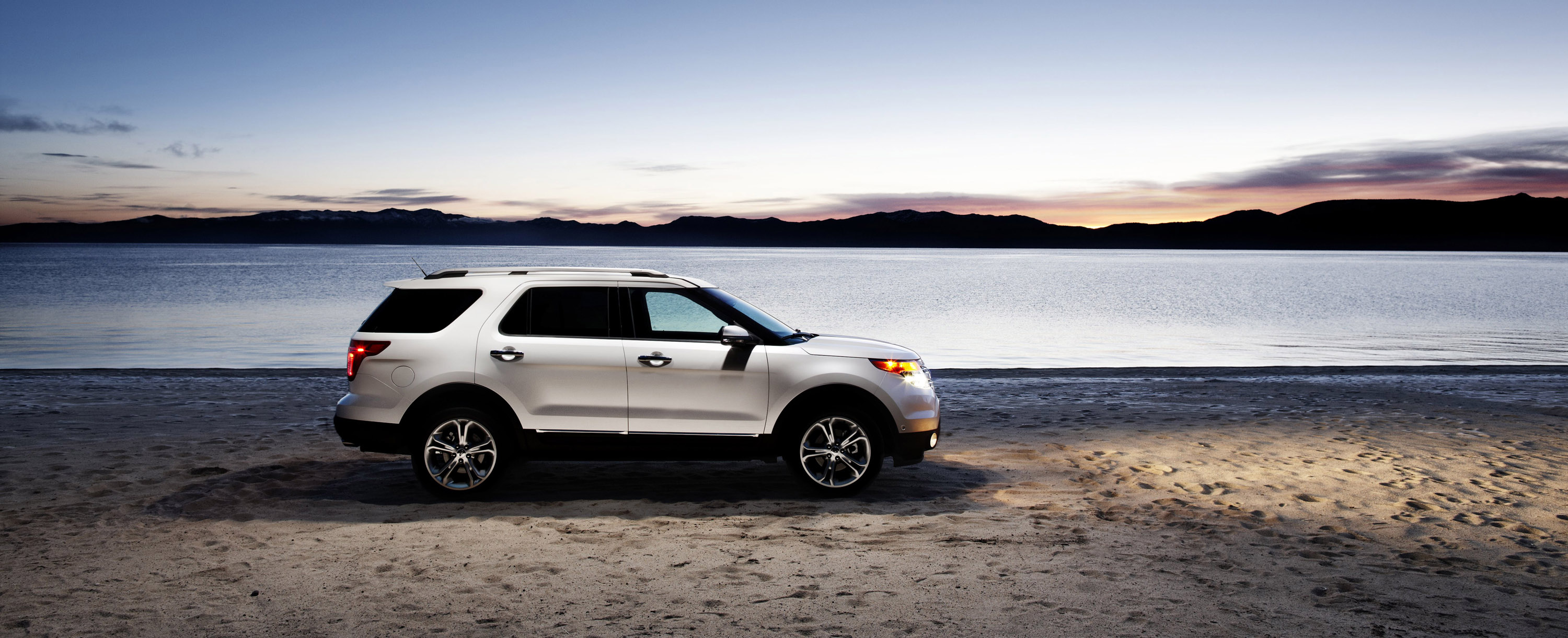 Ford Explorer photo #22