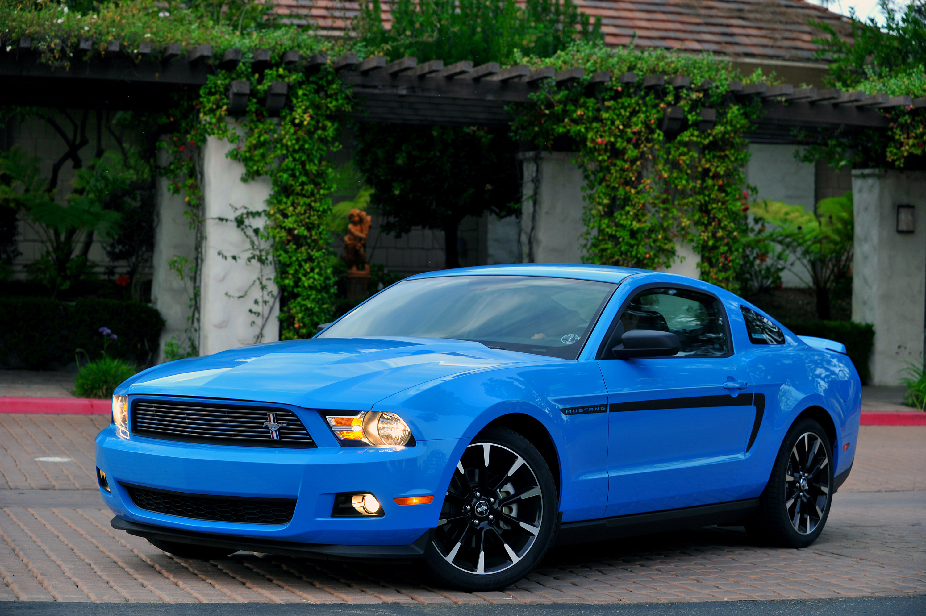 Ford Mustang V-6 photo #1