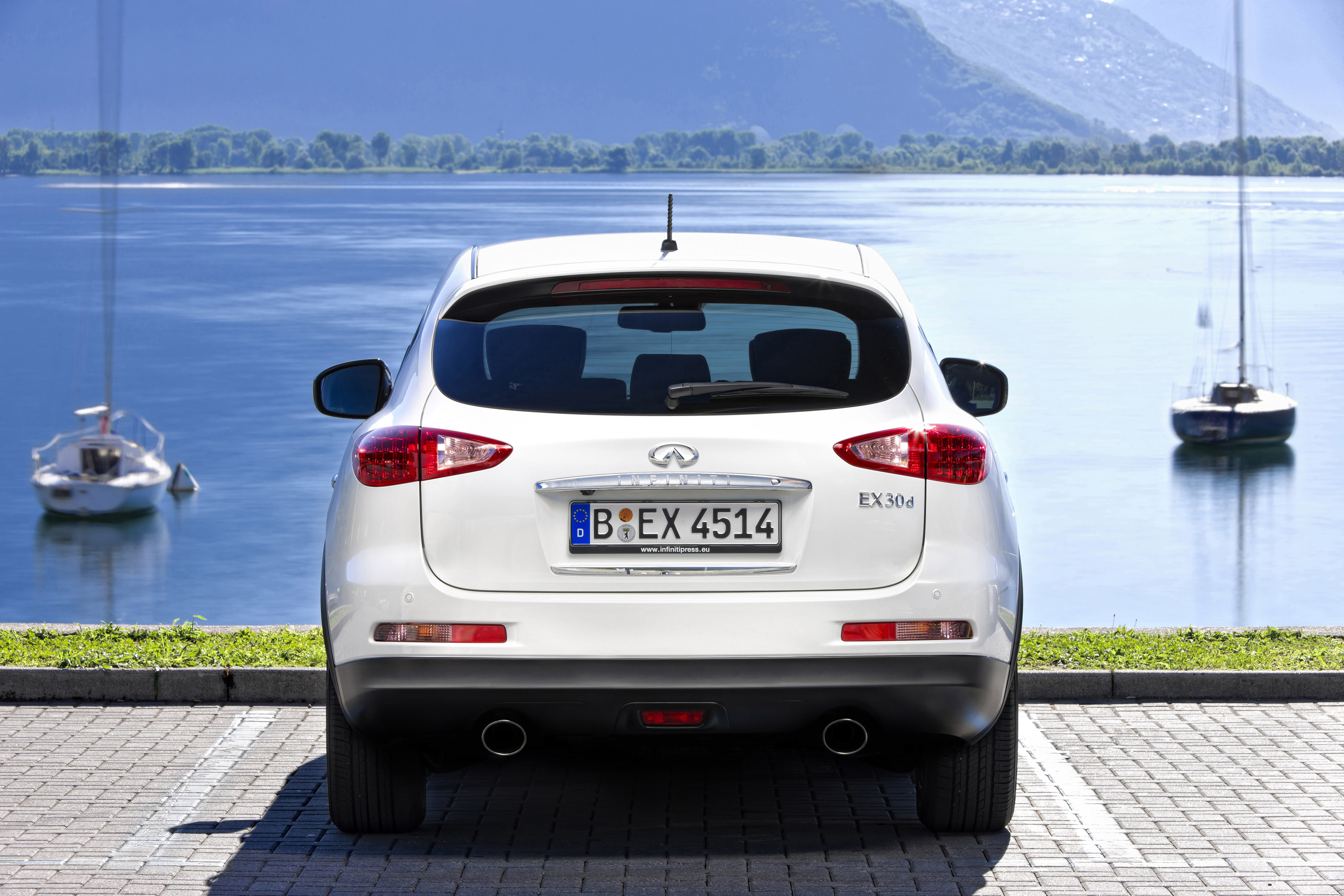 Infiniti EX30d photo #9