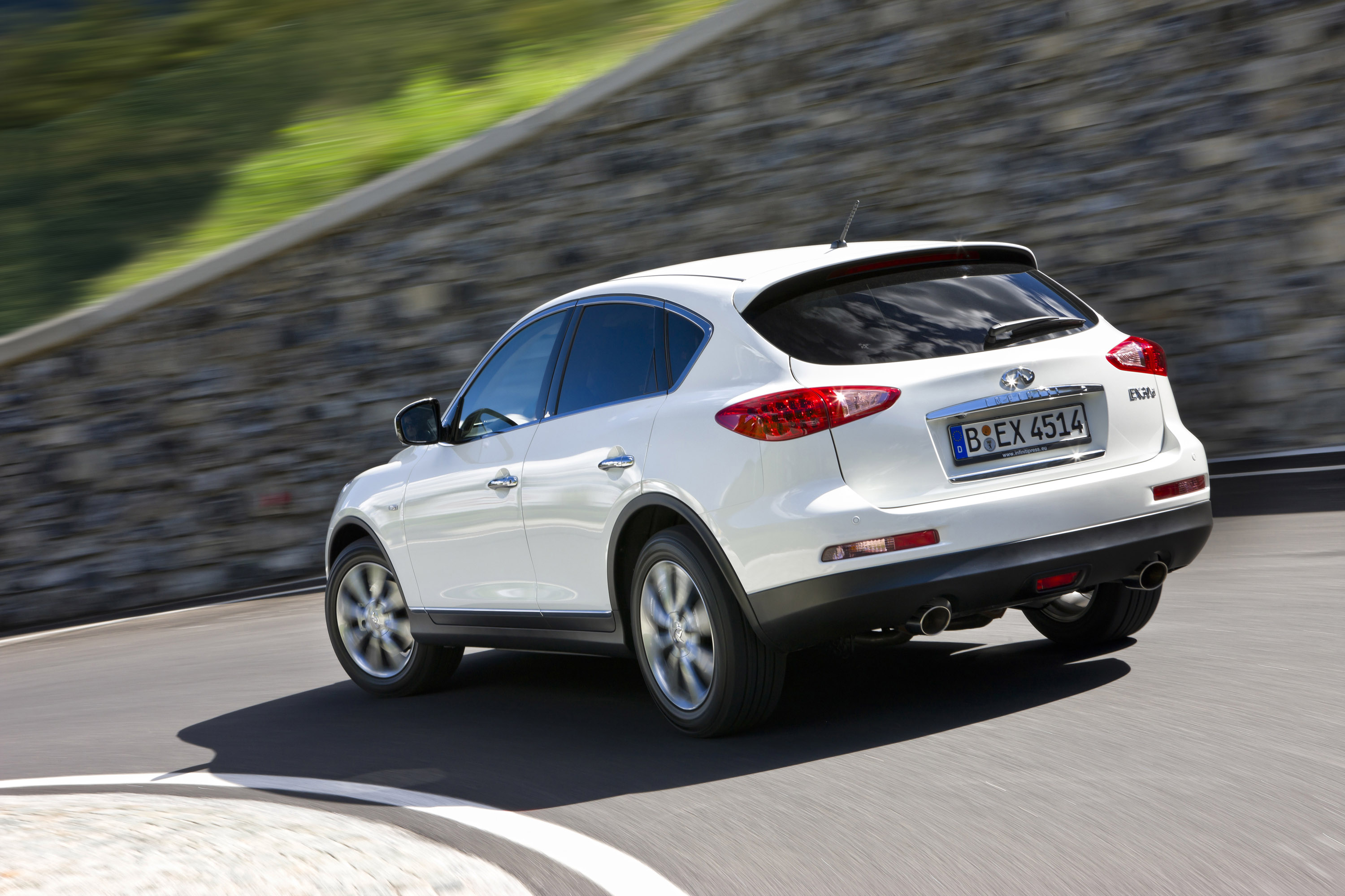 Infiniti EX30d photo #10