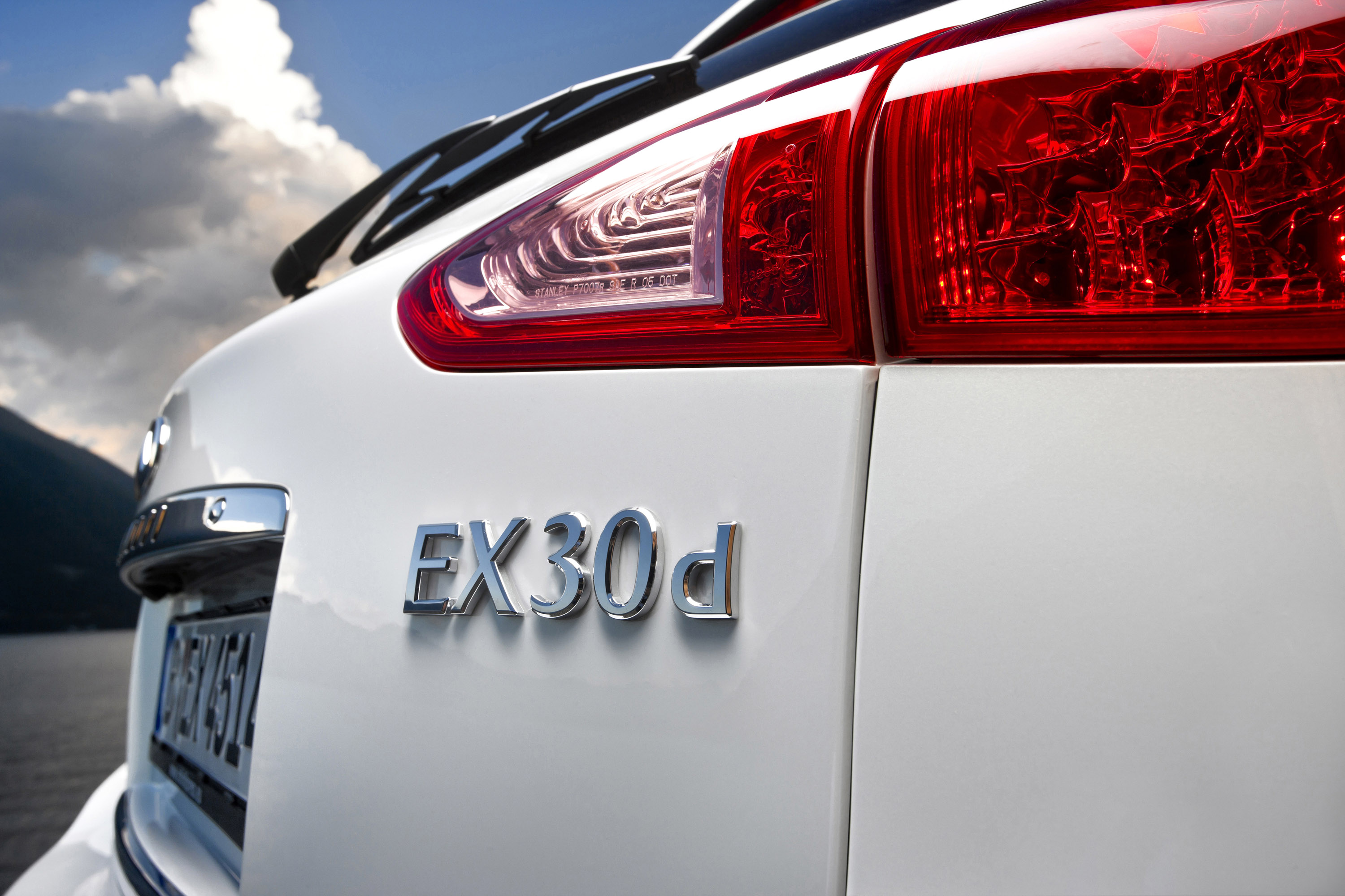 Infiniti EX30d photo #13