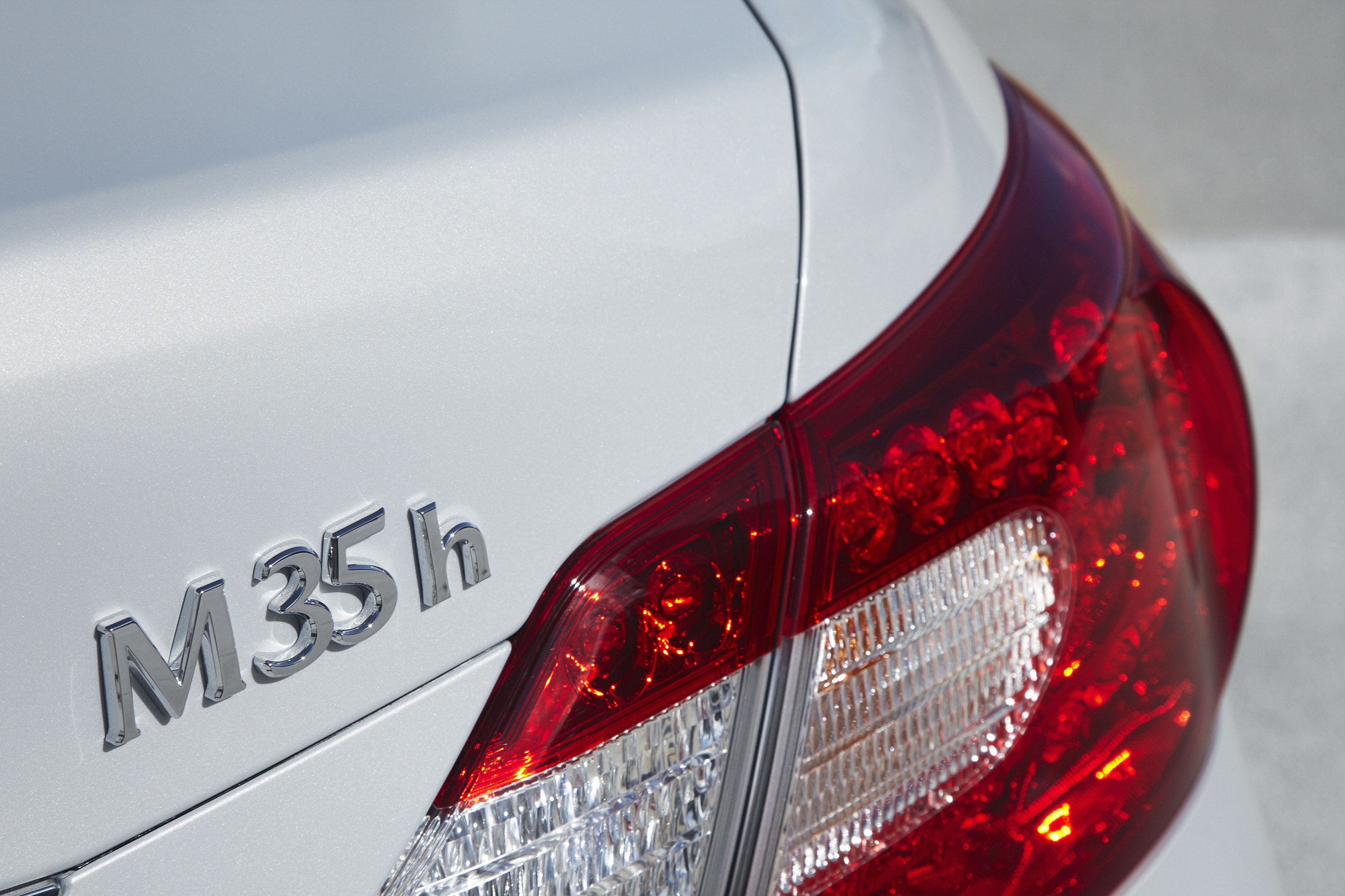 Infiniti M35h photo #20