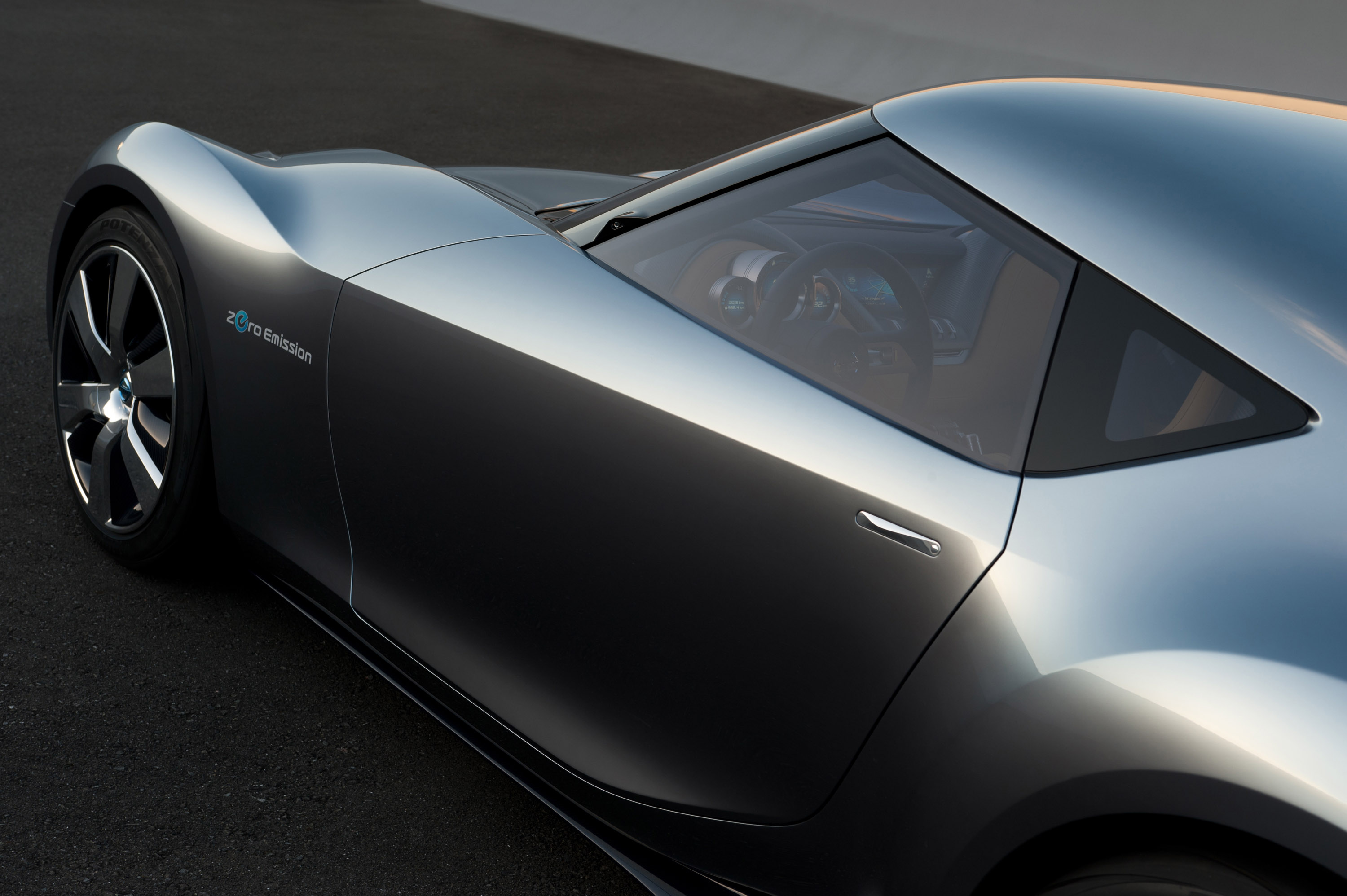 Nissan ESFLOW Concept photo #28