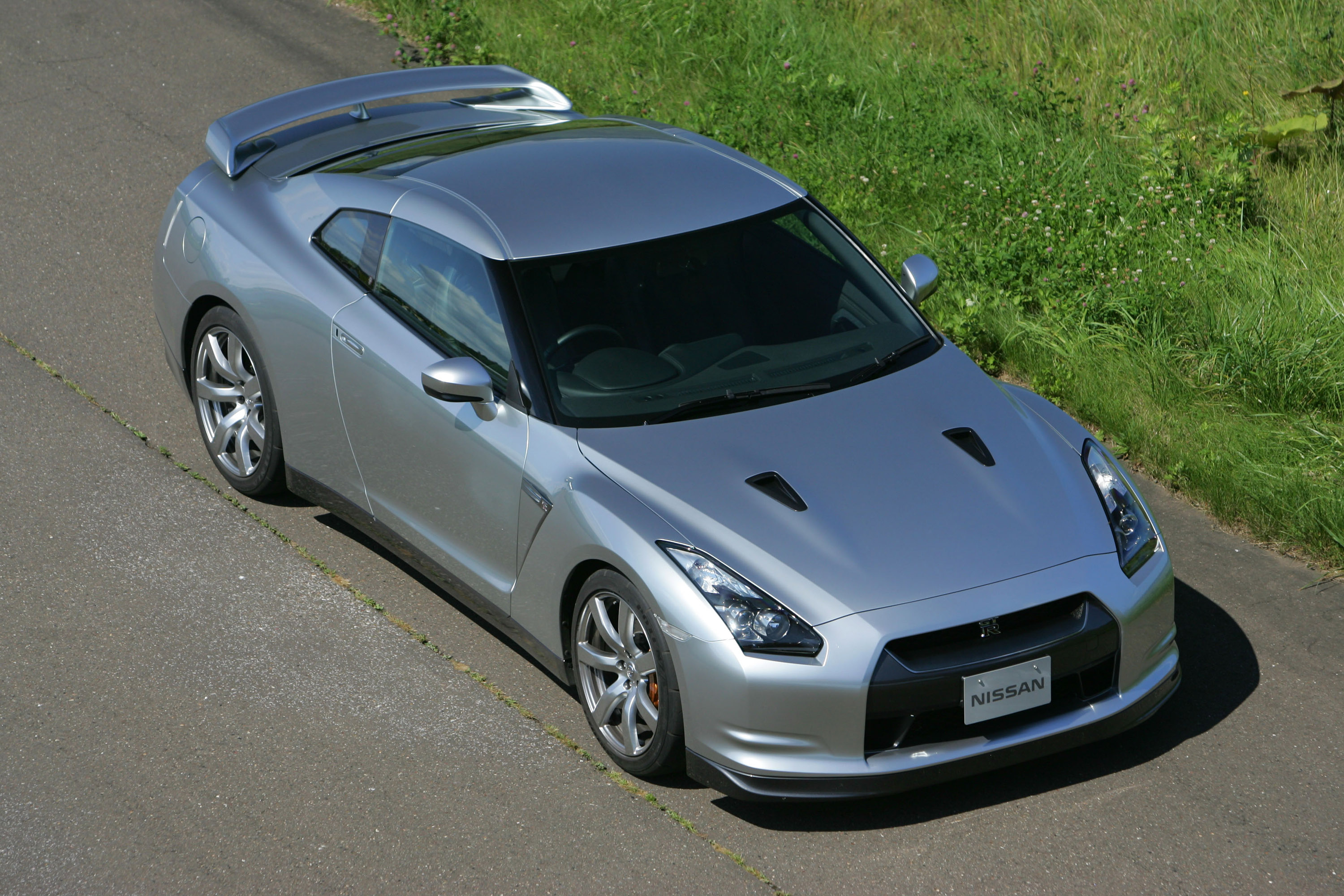Nissan GT-R photo #2