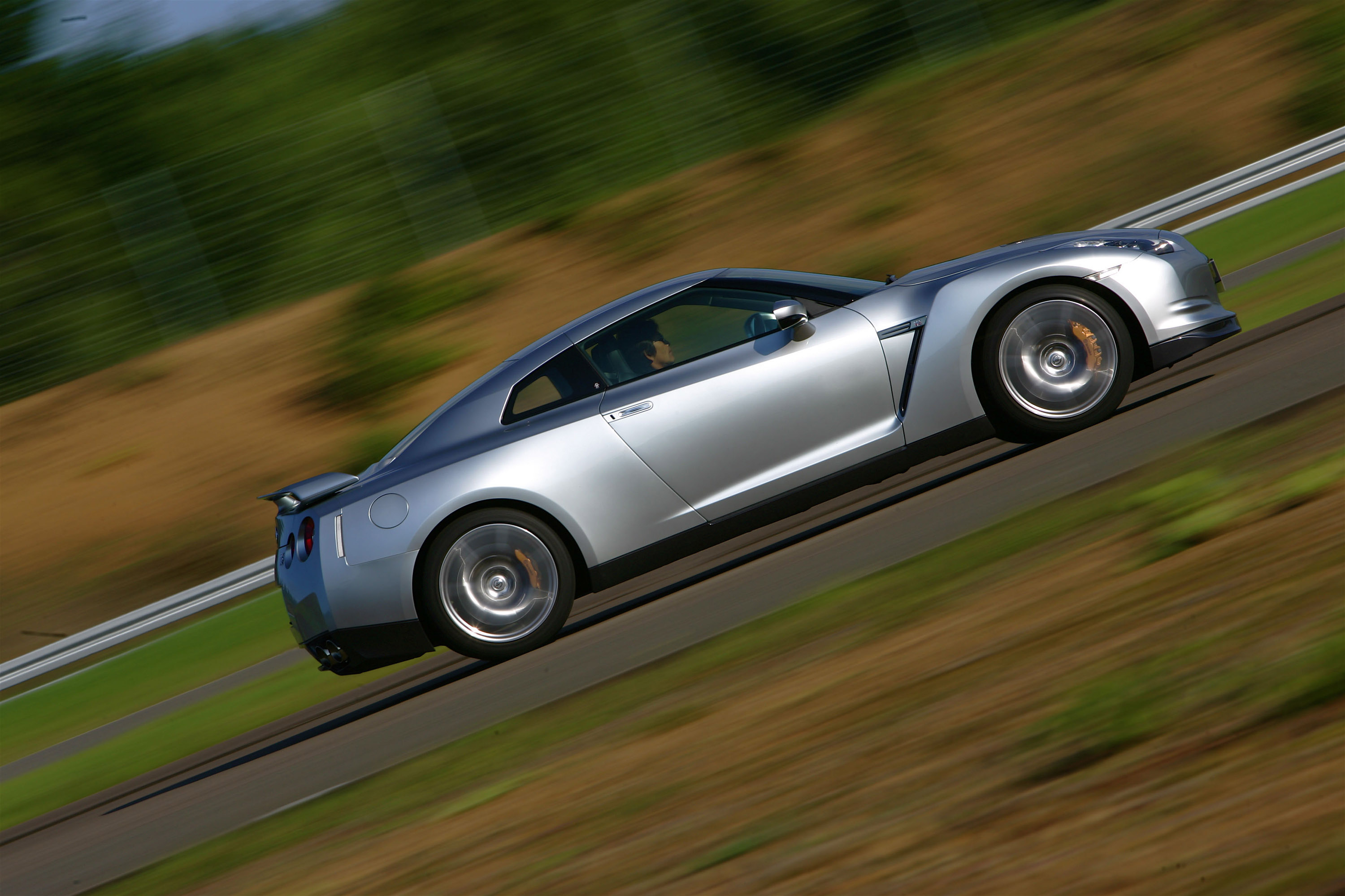 Nissan GT-R photo #16