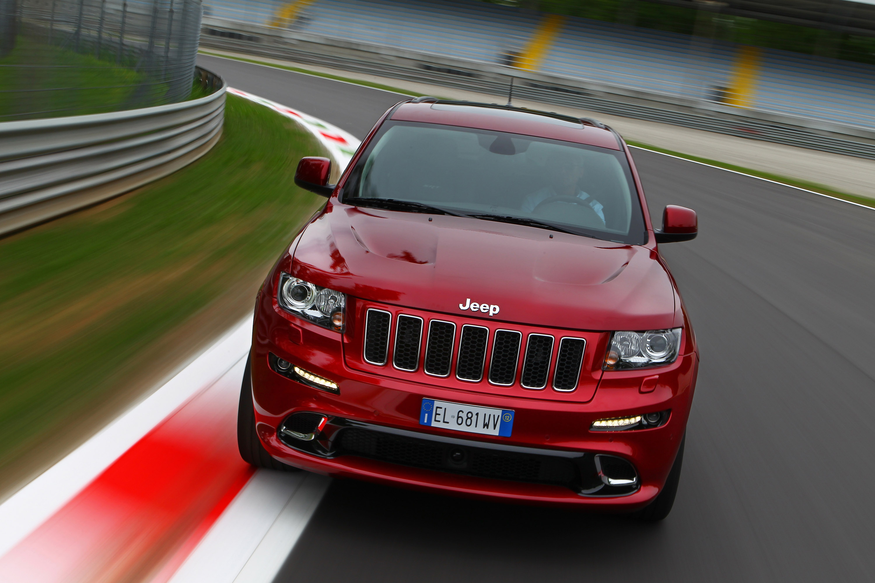 Jeep Grand Cherokee SRT8 photo #1