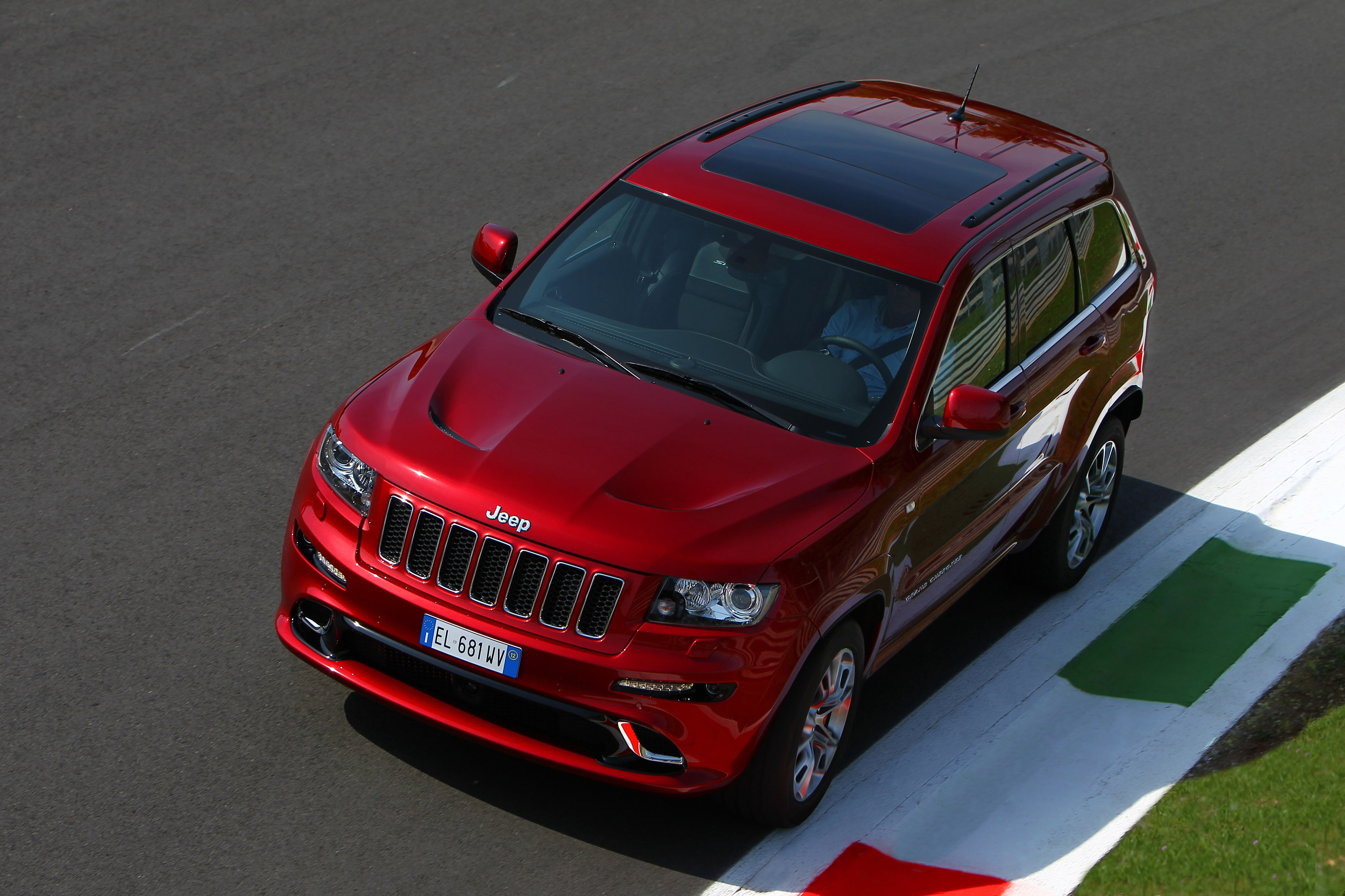 Jeep Grand Cherokee SRT8 photo #2