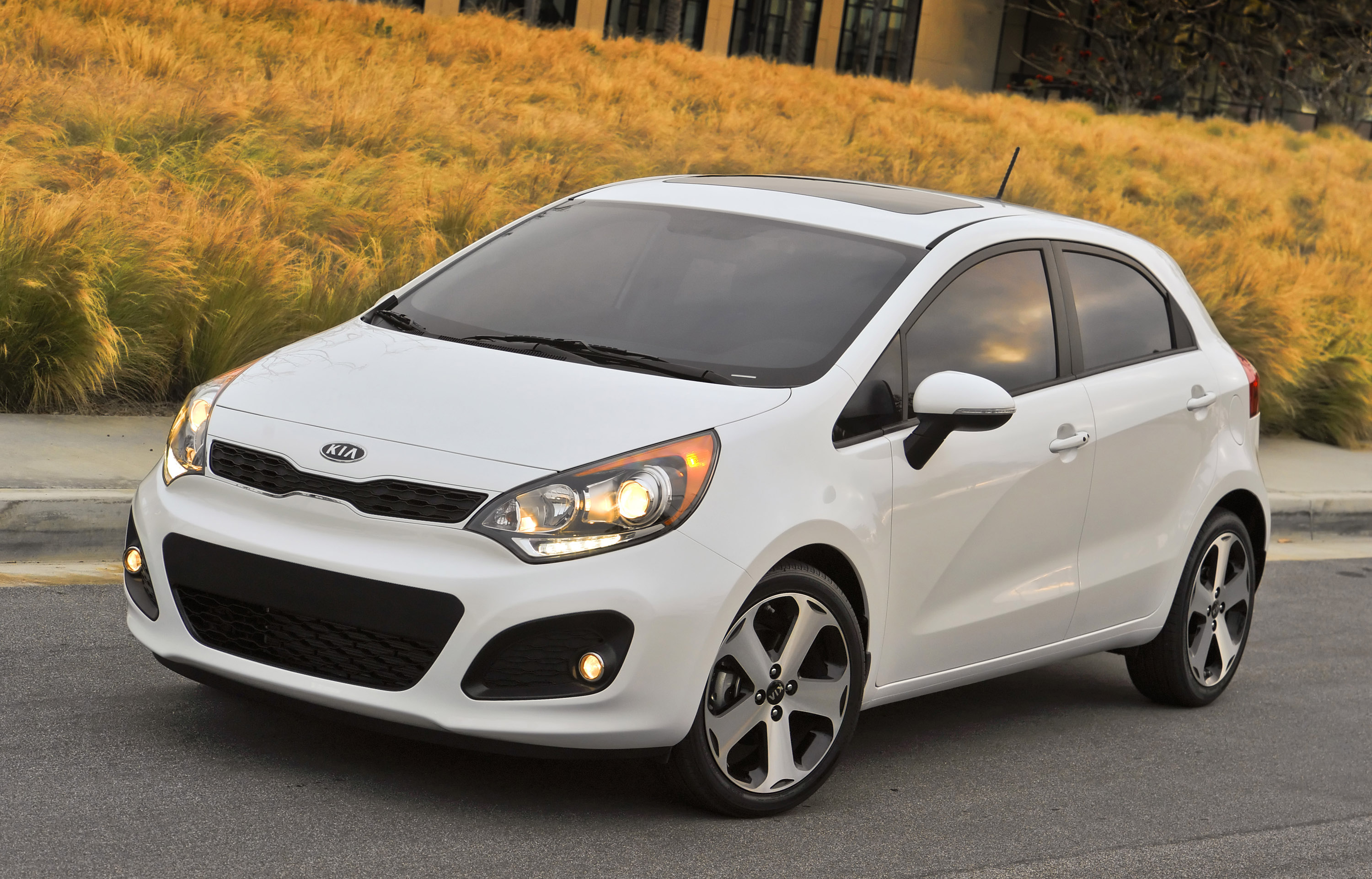 Иномарка стоимость. Kia Rio. Kia Rio 2012. Kia Rio 5. Kia Rio Hatchback 2014.